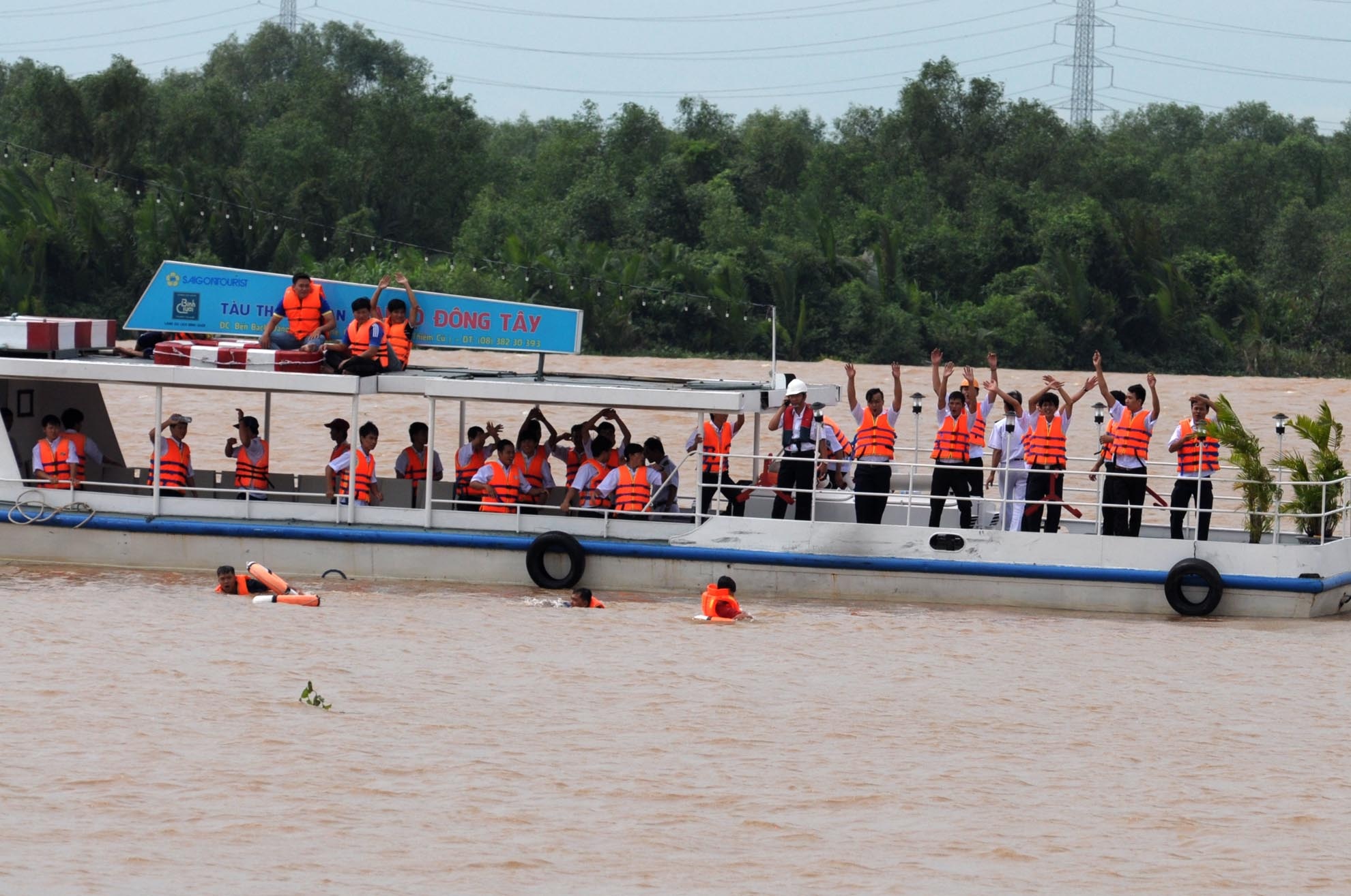 Vụ va chạm khiến tàu chở khách chết máy,bị hư hỏng nặng phía mũi, nước tràn vào và có nguy cơ chìm. Lúc này, nhiều hành khách hoảng loạn đã nhảy xuống sông để thoát thân.