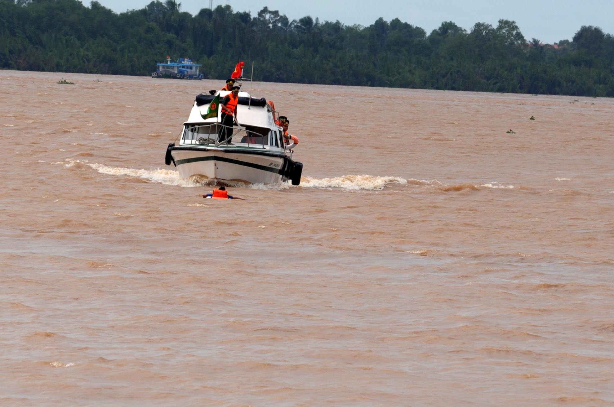 Trước tình huống khẩn cấp, Cảng vụ Hàng hải TP.HCM đã phối hợp với các đơn vị liên quan, khẩn trương tổ chức tìm kiếm cứu nạn theo quy định.