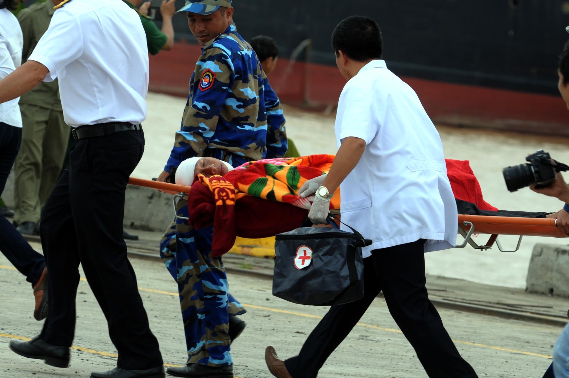 Các hành khách trên tàu được cứu vớt, di chuyển vào bờ đưa đi cấp cứu kịp thời.