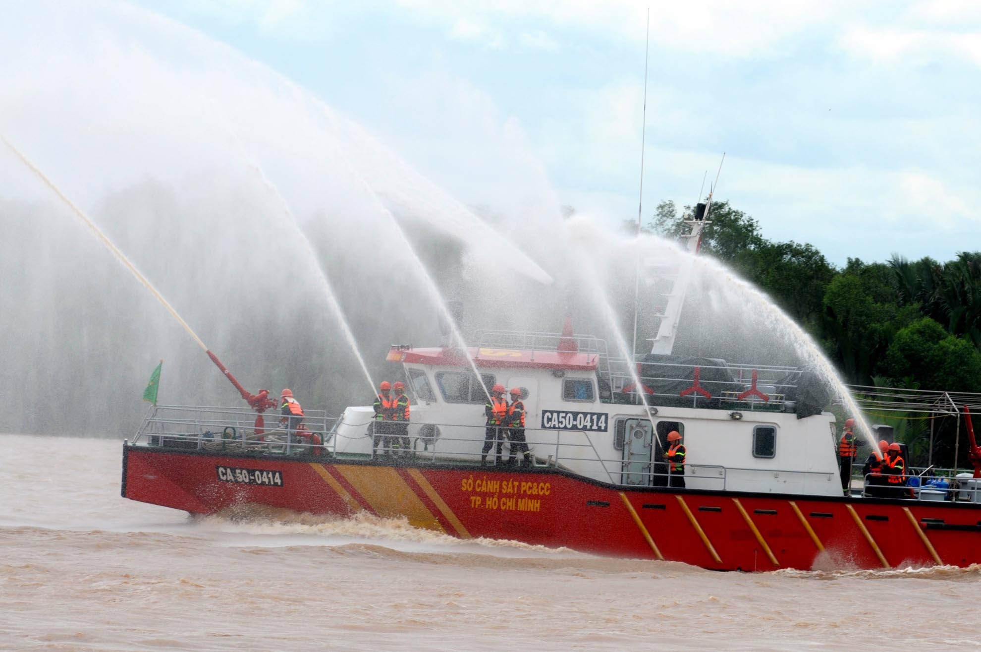 Trong khi đó, chiếc tàu chở hàng bị thủng mạn trái sau cú va chạm, bị chảy nhiên liệu và có khói bốc lên, nguy cơ cháy nổ rất cao.