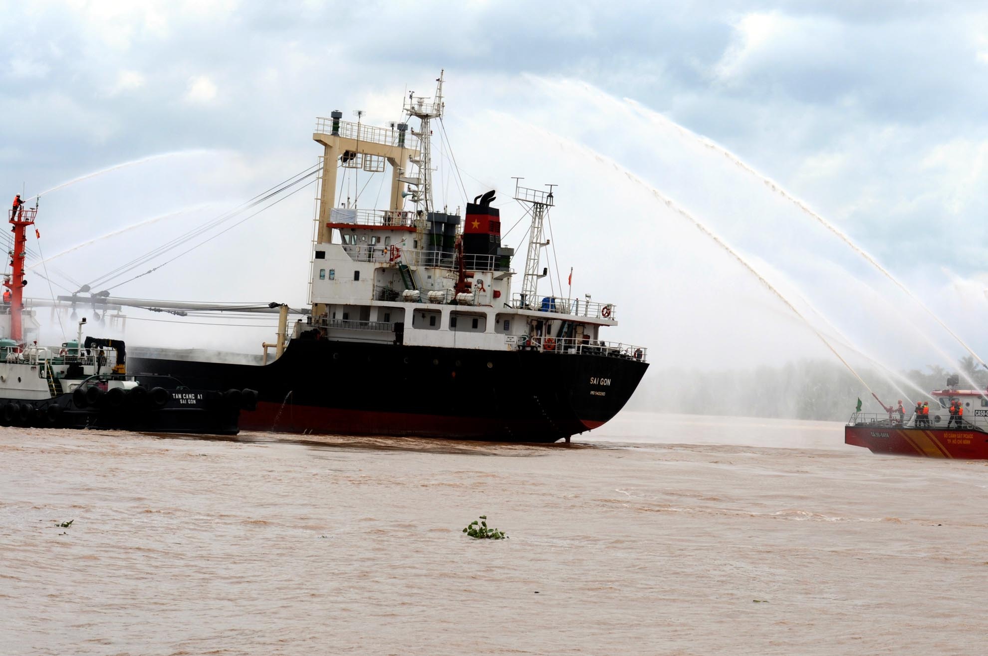 Đội cứu hộ tiếp tục huy động tàu chữa cháy đến dập lửa kịp thời. Ngăn không cho dầu lan ra mặt sông.