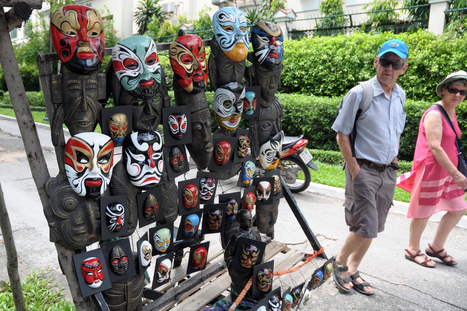 Cũng có nhiều khách nước ngoài, khi thấy ông bán những chiếc mặt nạ khá lạ lẫm thì thường mua mấy chiếc để mang về làm quà.