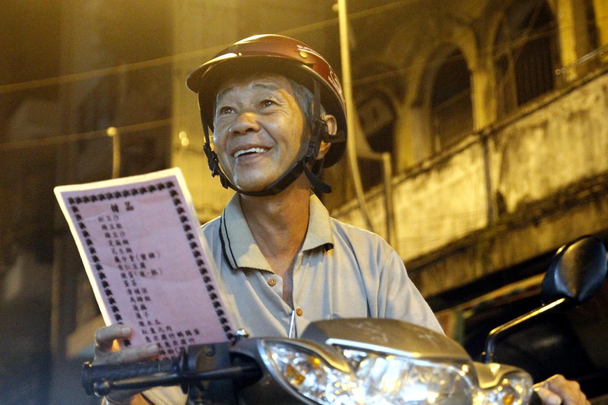 Bác Thanh là một khách quen hàng chục năm của gia đình vẫn thường đều đặn ghé thăm và mua chè.