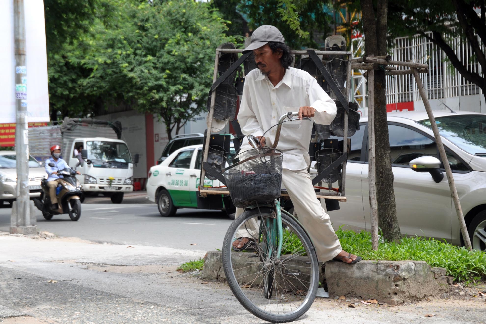 Có lẽ, ở Sài Gòn chỉ mỗi ông Bảy là đủ niềm đam mê để theo đuổi công việc tốn thời gian, nhưng lại không kiếm ra tiền này. 