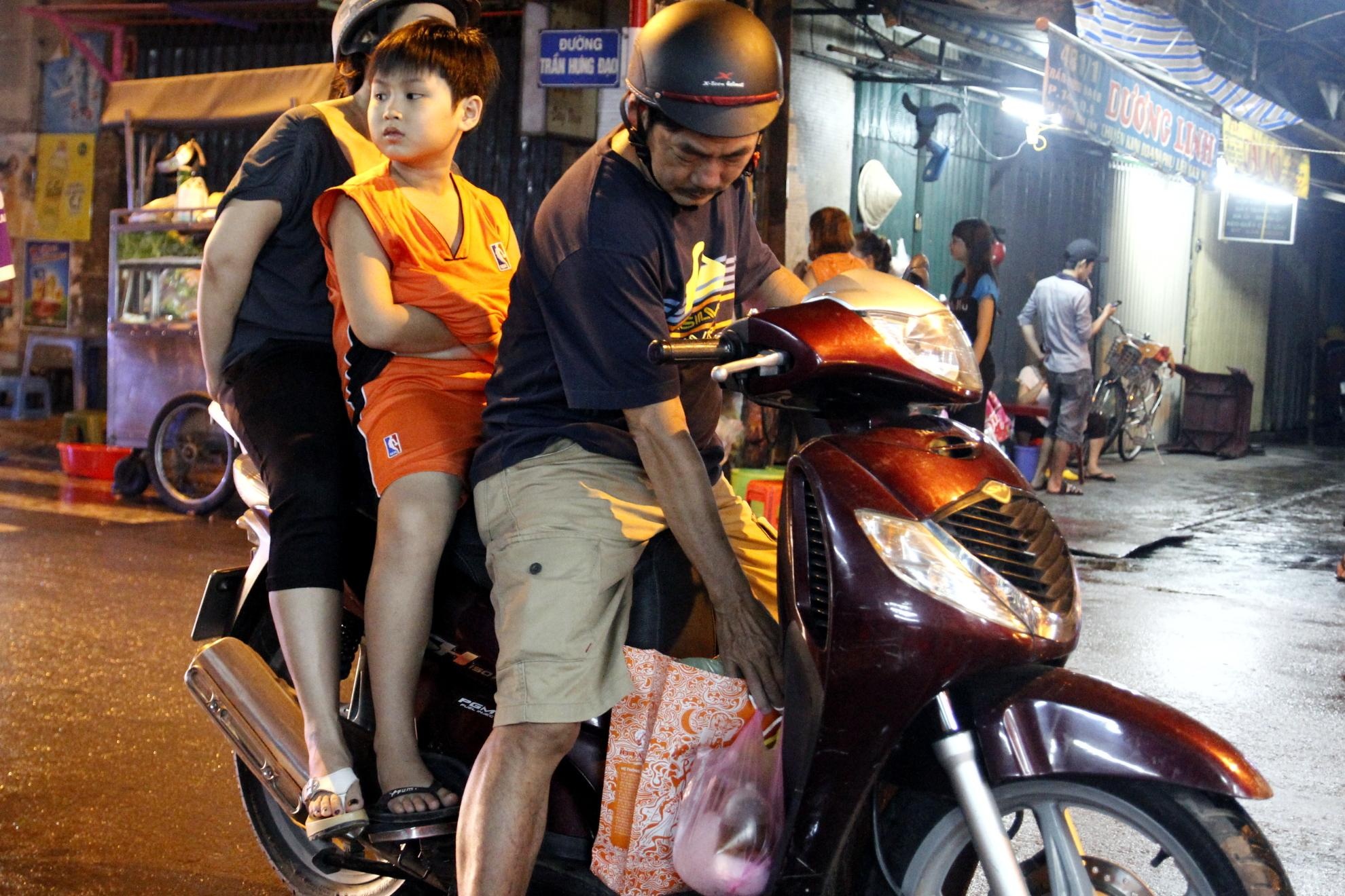 Nhiều người nửa đêm đến quán mua chè về cho cả nhà thưởng thức. 