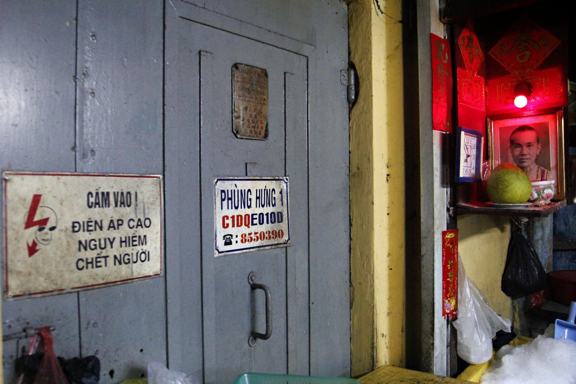 Quán chè rất nhỏ nằm trước sân một trạm biến áp điện cổ xưa từ thời Pháp. Năm 1936 bà Phùng Hạnh Phan chạy loạn từ Quảng Đông  trôi dạt về Sài Gòn mưu sinh, năm 1938 bà bắt đầu bán nồi chè đậu xanh đầu tiên ở đây.