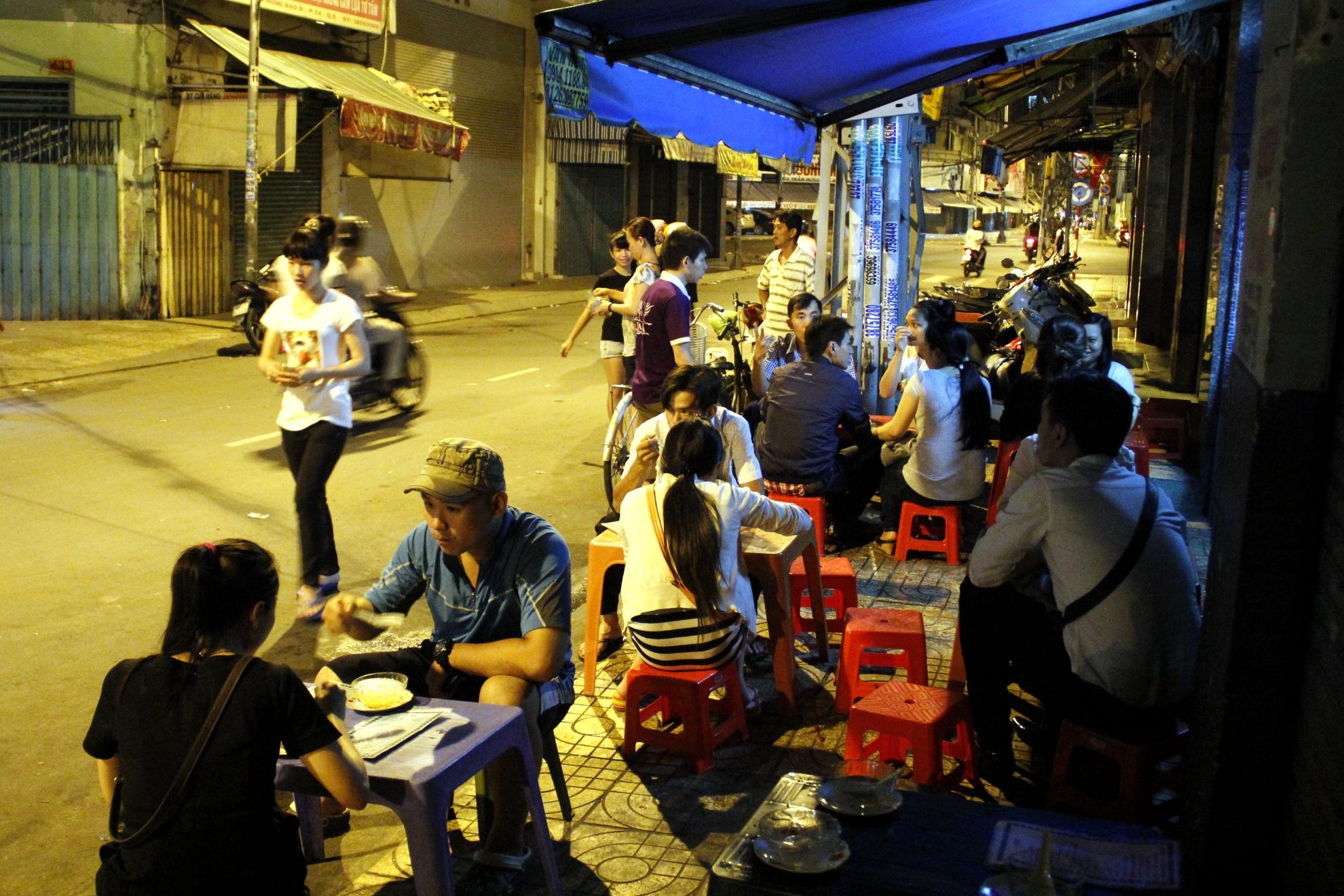 Quán chè nằm trên đường Trần Hưng Đạo B vừa qua đường Châu Văn Liêm nằm trong chợ vải Soái Kình Lâm. Quán đến nay đã hơn 70 năm tuổi và được mọi người biết đến nhiều cái tên thú vị như: Chè cột điện, chè nhà đèn hay là chè ma vì thường bán đến tận giữa khuya