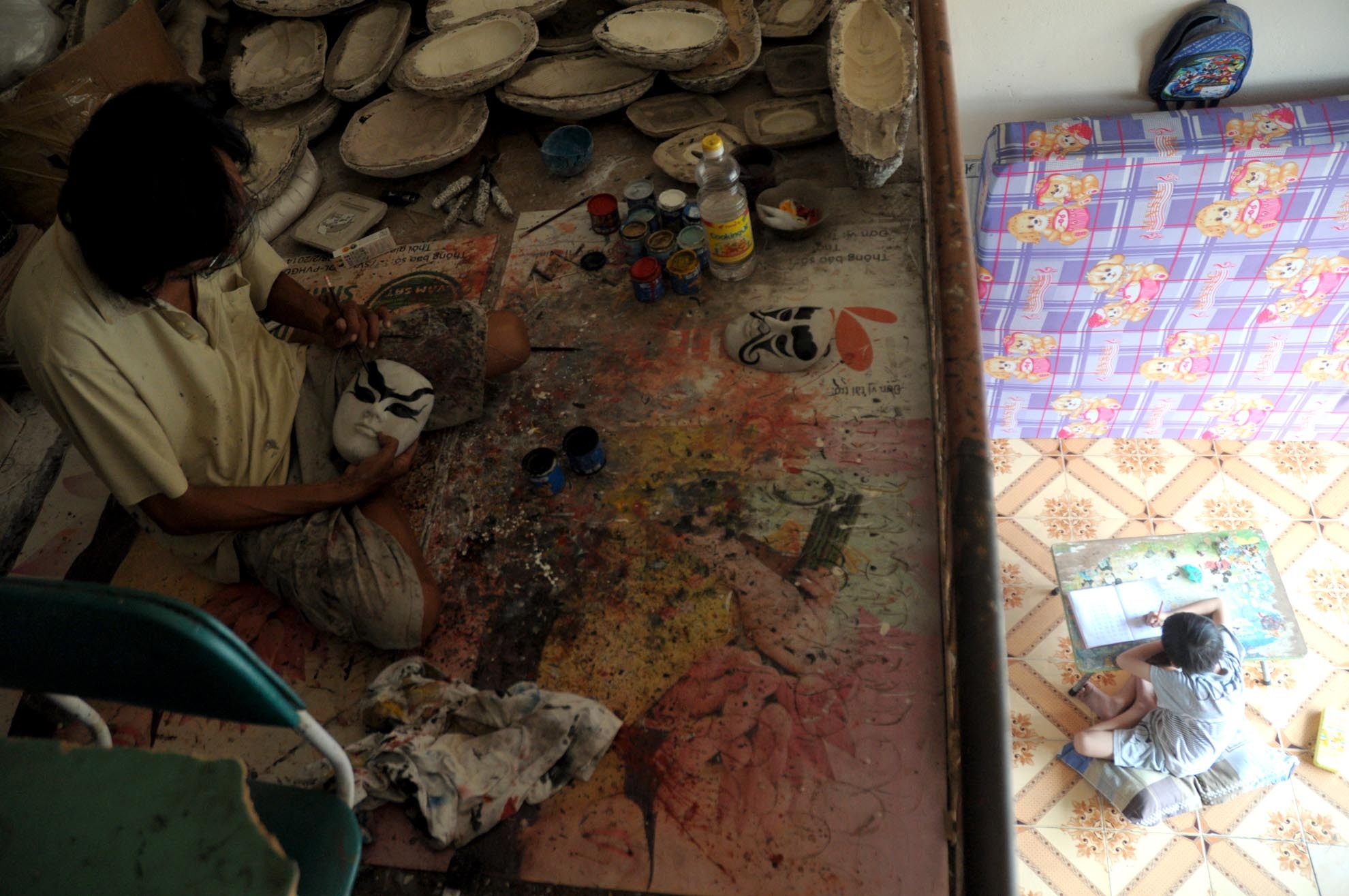 Hàng ngày, người ta vẫn thấy một người đàn ông tóc dài đạp xe chở những chiếc mặt nạ Quan Công, Tào Tháo… đi bán khắp các phố phường Sài Gòn. Đó là ông Nguyễn Văn Bảy, một người Bình Định đã 20 năm nay sống bằng nghề làm mặt nạ các nhân vật trong nghệ thuật hát Bội để kiếm sống.