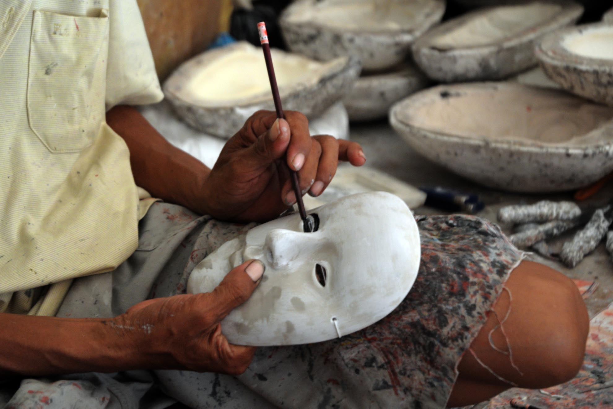 Từ nhỏ, ông Bảy đã thích thú khi được xem những vở tuồng hát bội với các nhân vật thú vị. Từ đó, ông ấp ủ sẽ tự tay mình làm ra mặt nạ của các nhân vật ấy.