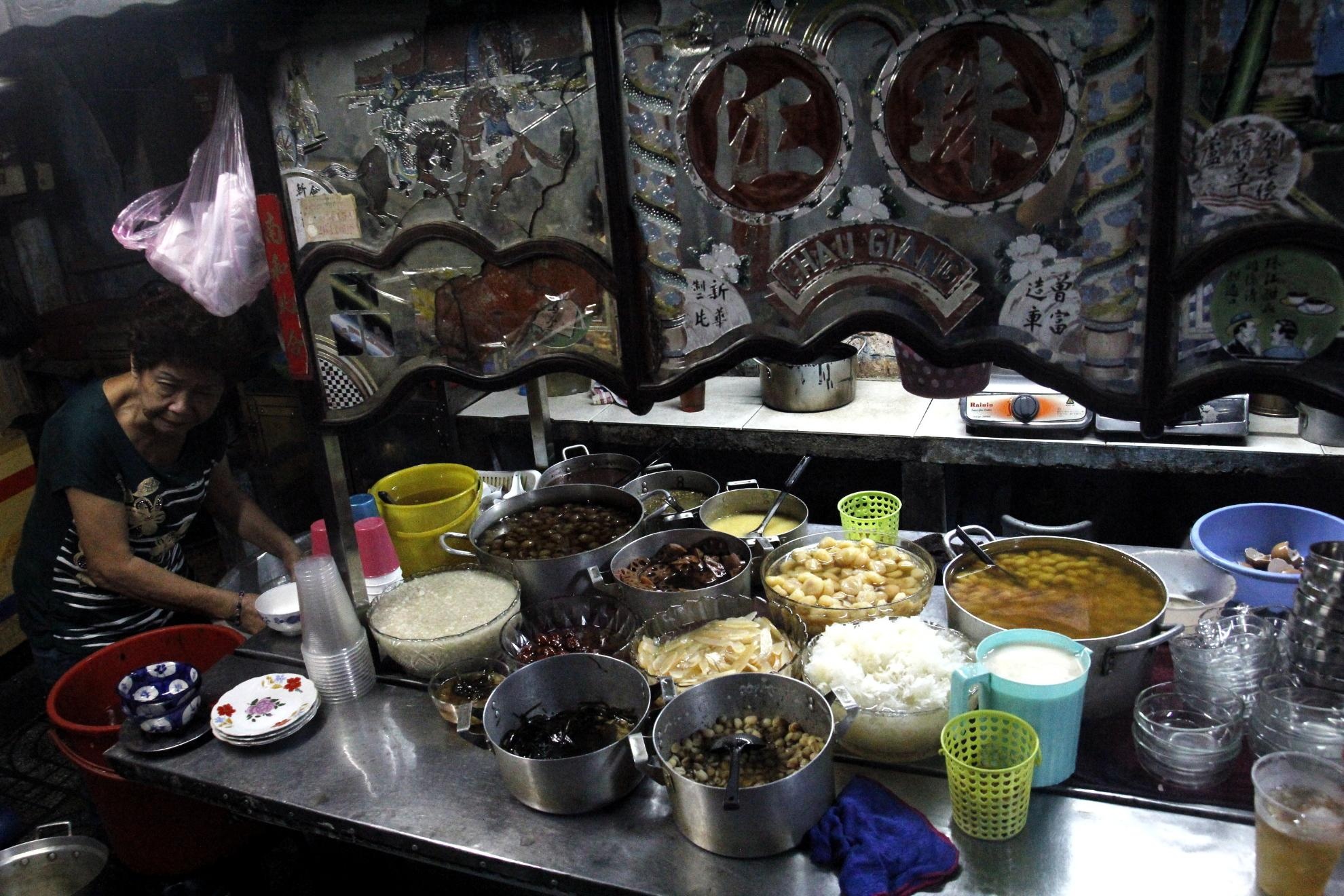 Vào thời đó chính quyền Pháp thường truy quét nạn buôn bán lòng lề đường, thấy khoảng sân trạm biến áp còn trống và khuất bà chọn chỗ này để trốn và bán. Và 70 năm qua quán chè hình thành mà không hề thay đổi vị trí. Bà Phan mất đi truyền quán lại cho con cả của bà Lý Ái Quỳnh là Lý Tô Hà. Nay bà Hà đã già lại bị bệnh tim nên truyền lại cho con gái rồi đến cháu gái là chị Lý Thanh Hà.