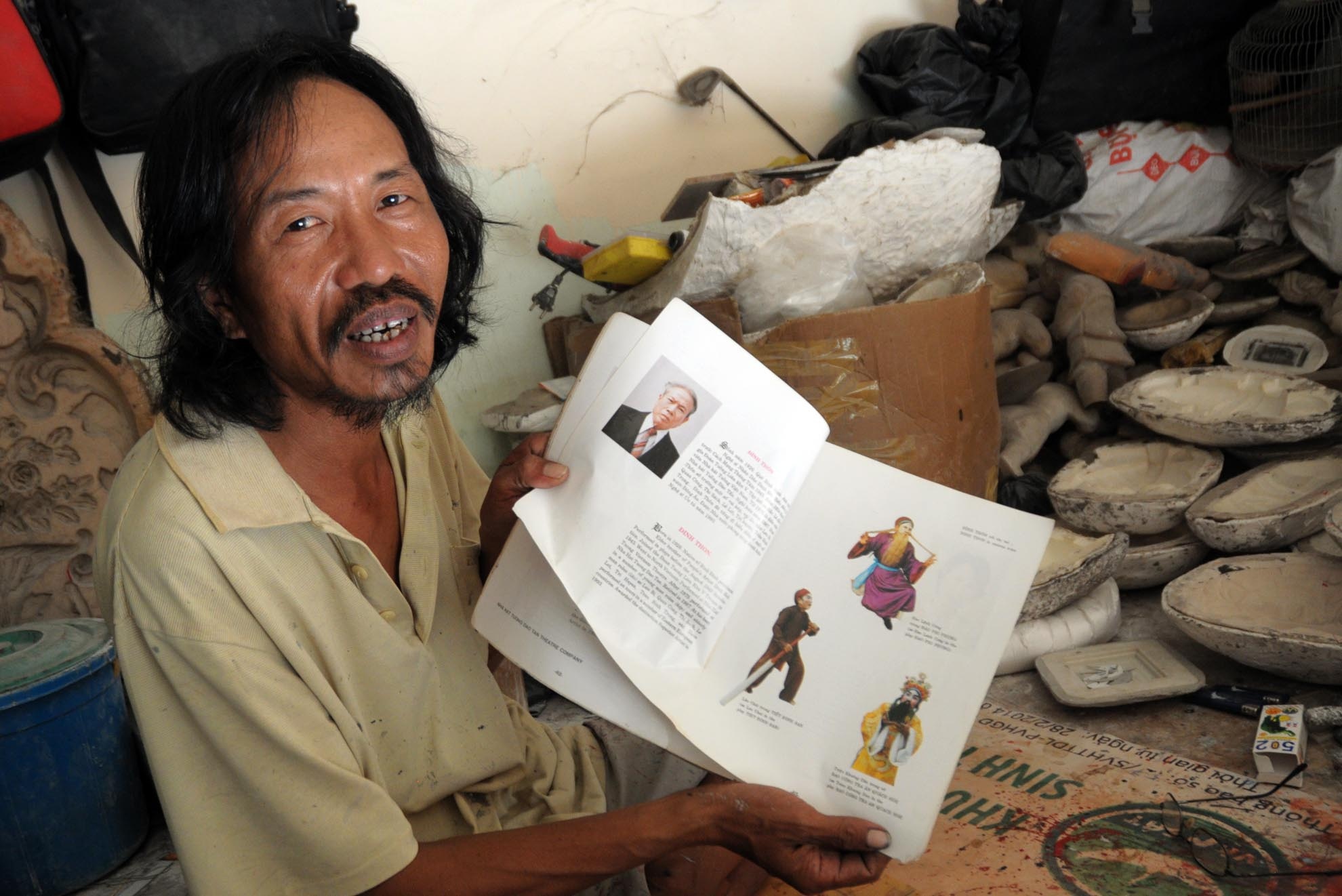 Rời quê vào Sài Gòn lập nghiệp, ông Bảy trải qua đủ thứ nghề nhưng không được. Nhớ đến đam mê của mình, ông bắt tay vào tập làm thử mặt nạ tuồng.