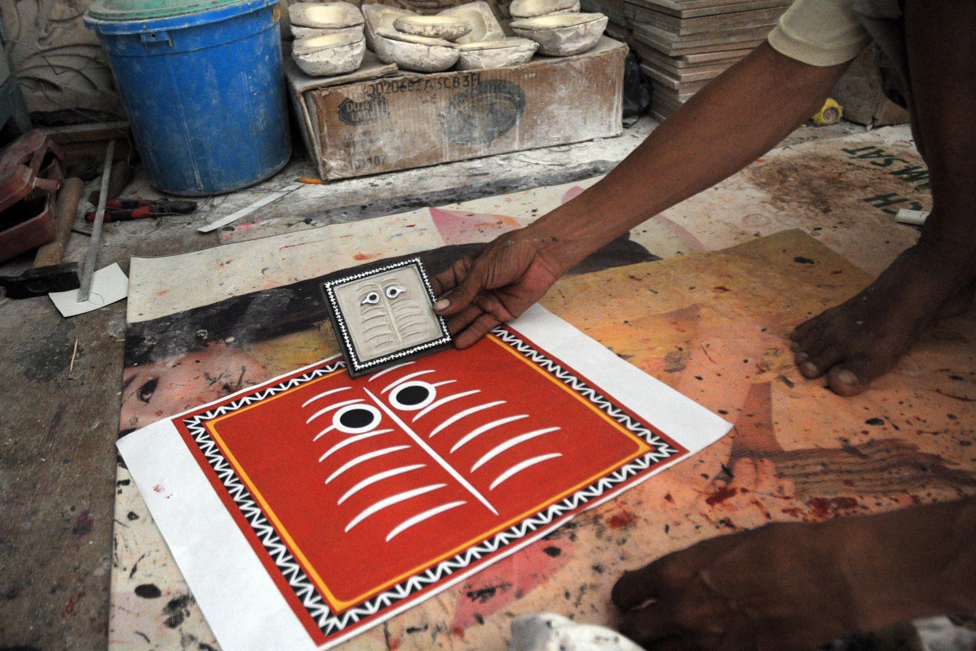 Lúc đầu, không ai chỉ dạy nên ông phải mày mò tạo ra sản phẩm. Nhưng các sản phẩm chưa thật ưng ý nên khó bán. Lâu dần, ông rút ra được kinh nghiệm, tạo ra các sản phẩm vừa độc đáo và lạ, thu hút.