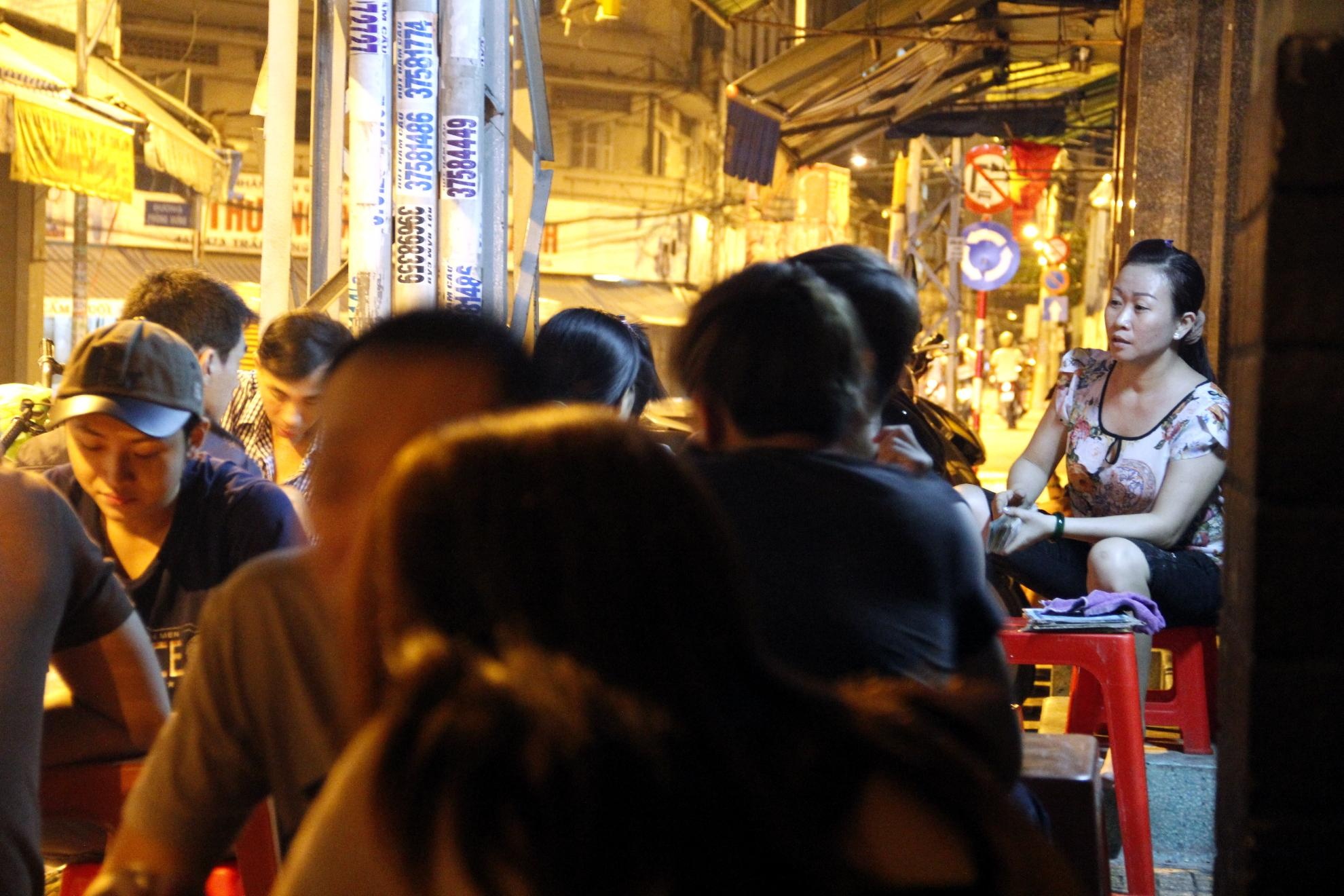 Quán chè mở cửa bán từ 5g chiều đến tận nửa đêm. Càng về khuya quán càng đông khách đến ăn.