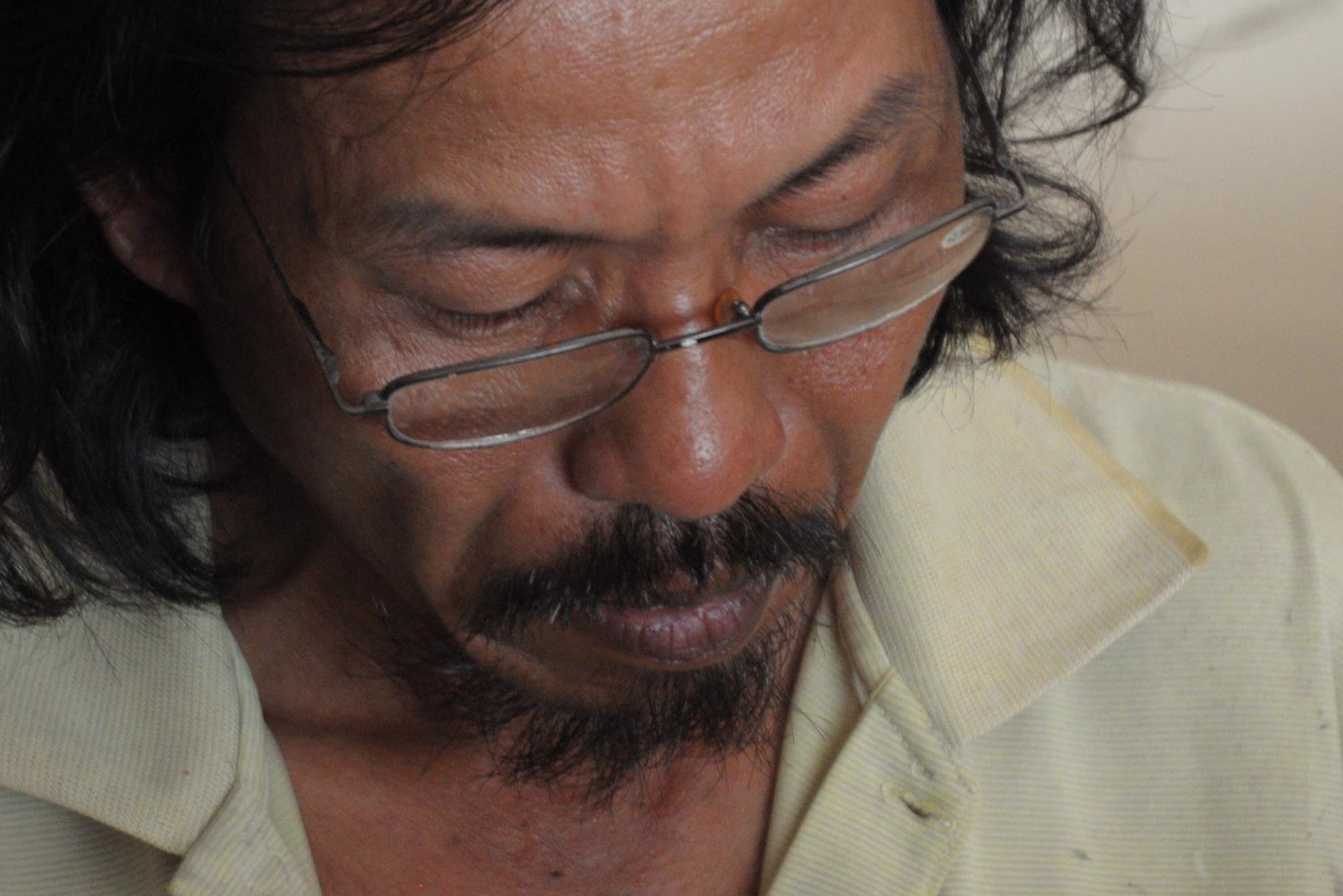 Công việc tô vẽ những chiếc mặt nạ của ông Bảy thường diễn ra từ 1g chiều, đến tận 2-3g sáng. 