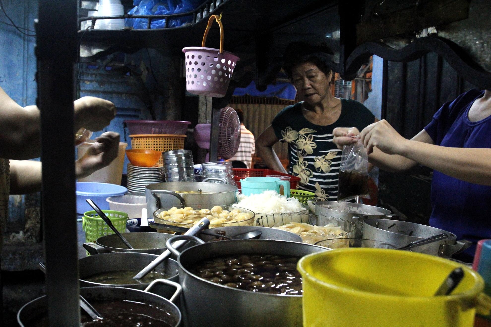 Cũng là các loại chè quen thuộc như sâm bổ lượng, hạnh nhân, chè đậu xanh, đậu đỏ, hột gà chưng (như một loại bánh flan), hột gà nấu trà đường, chè hạt sen, đậu phộng, chè mè đen, nhãn nhục, bạch quả, củ năng... nhưng hương vị rất đặc trưng.