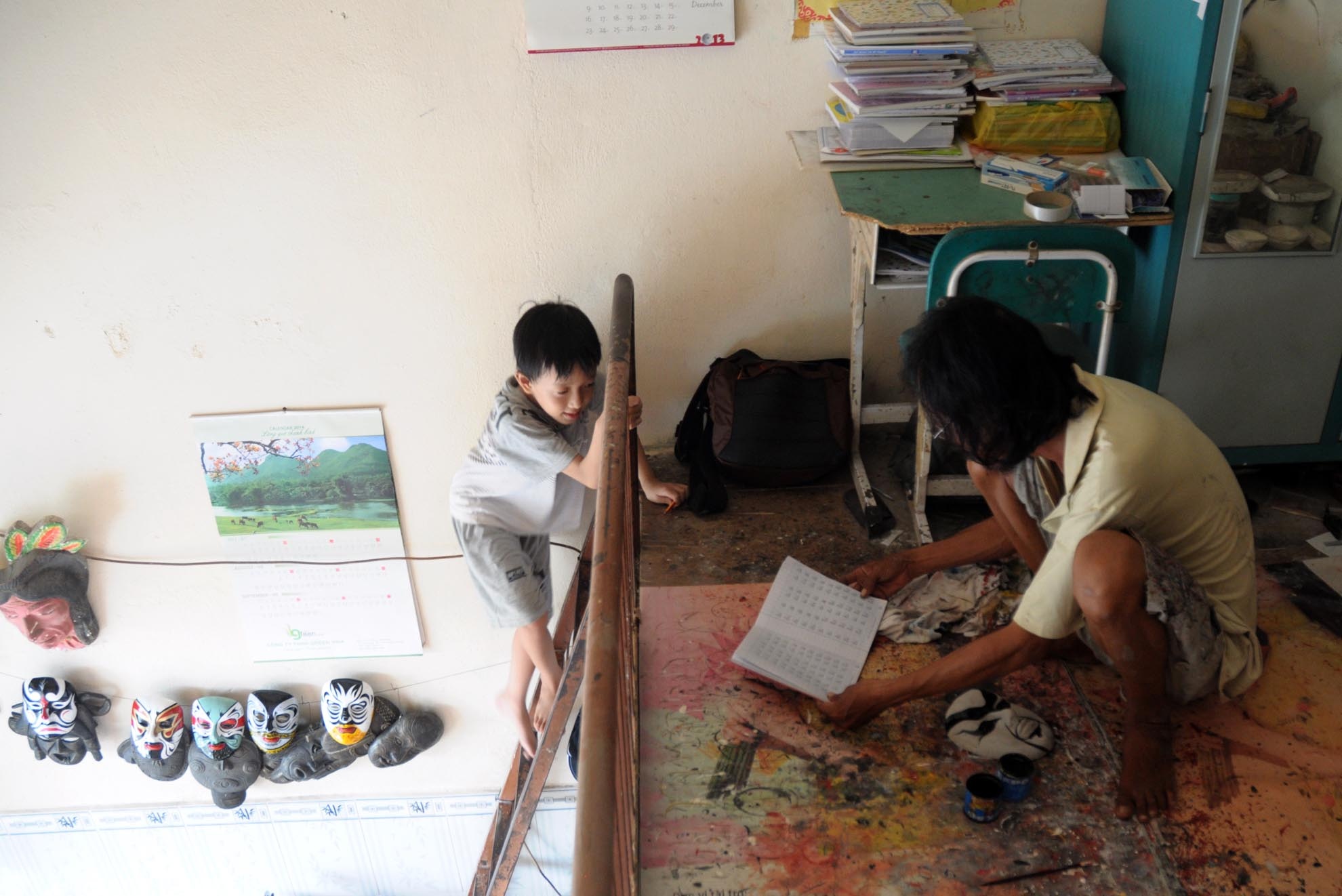 Những chiếc mặt nạ hát Bội được ông Bảy đúc bằng đá Buli và bột đá để không bị vỡ. Sau đó, dùng sơn dầu vẽ các họa tiết.