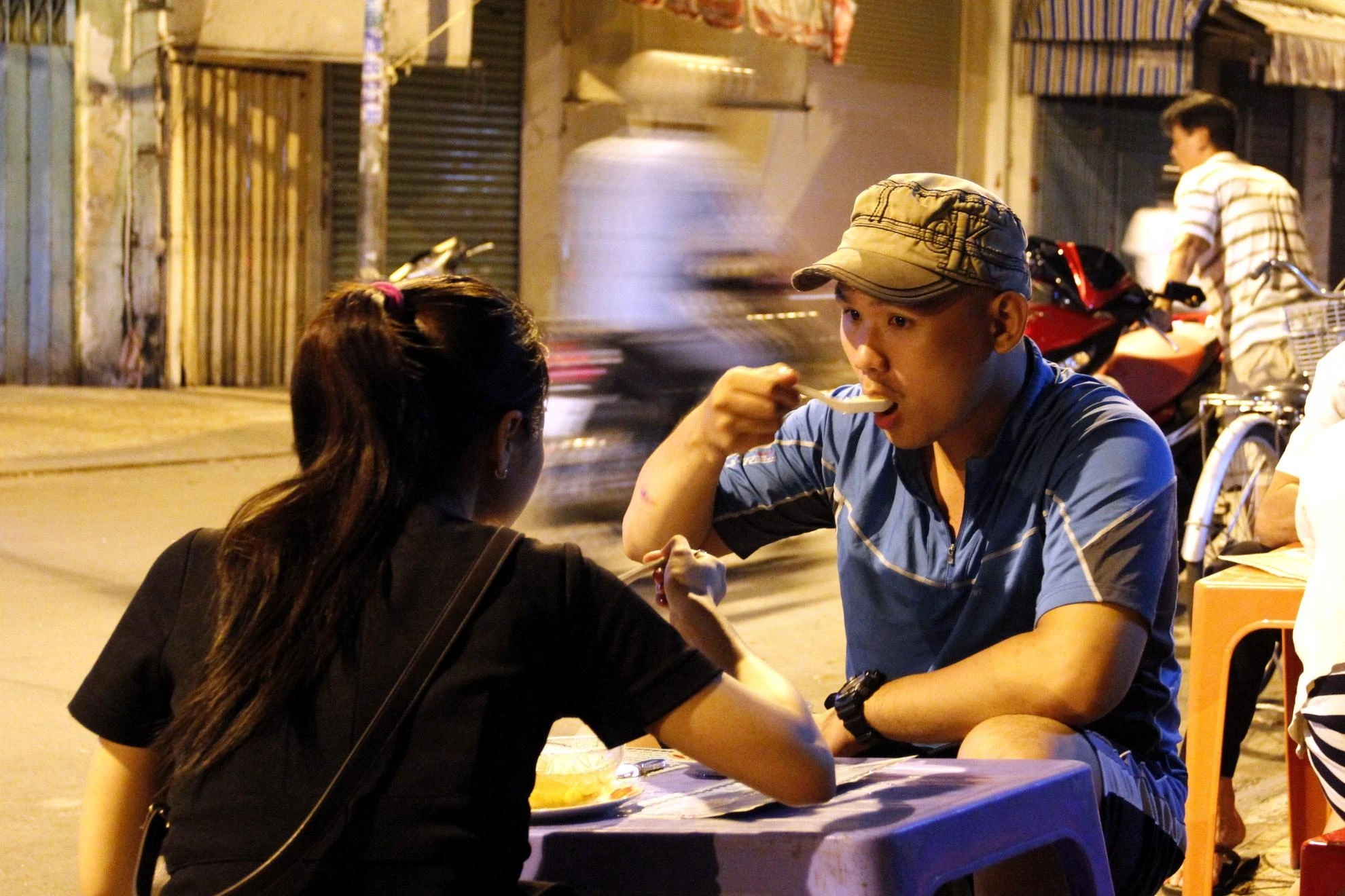 Khách đến quán có nhiều thành phần, đa  số là khách quen, thân thiết nhưng cũng có người thì vì tò mò khi nghe bạn bè giới thiệu.