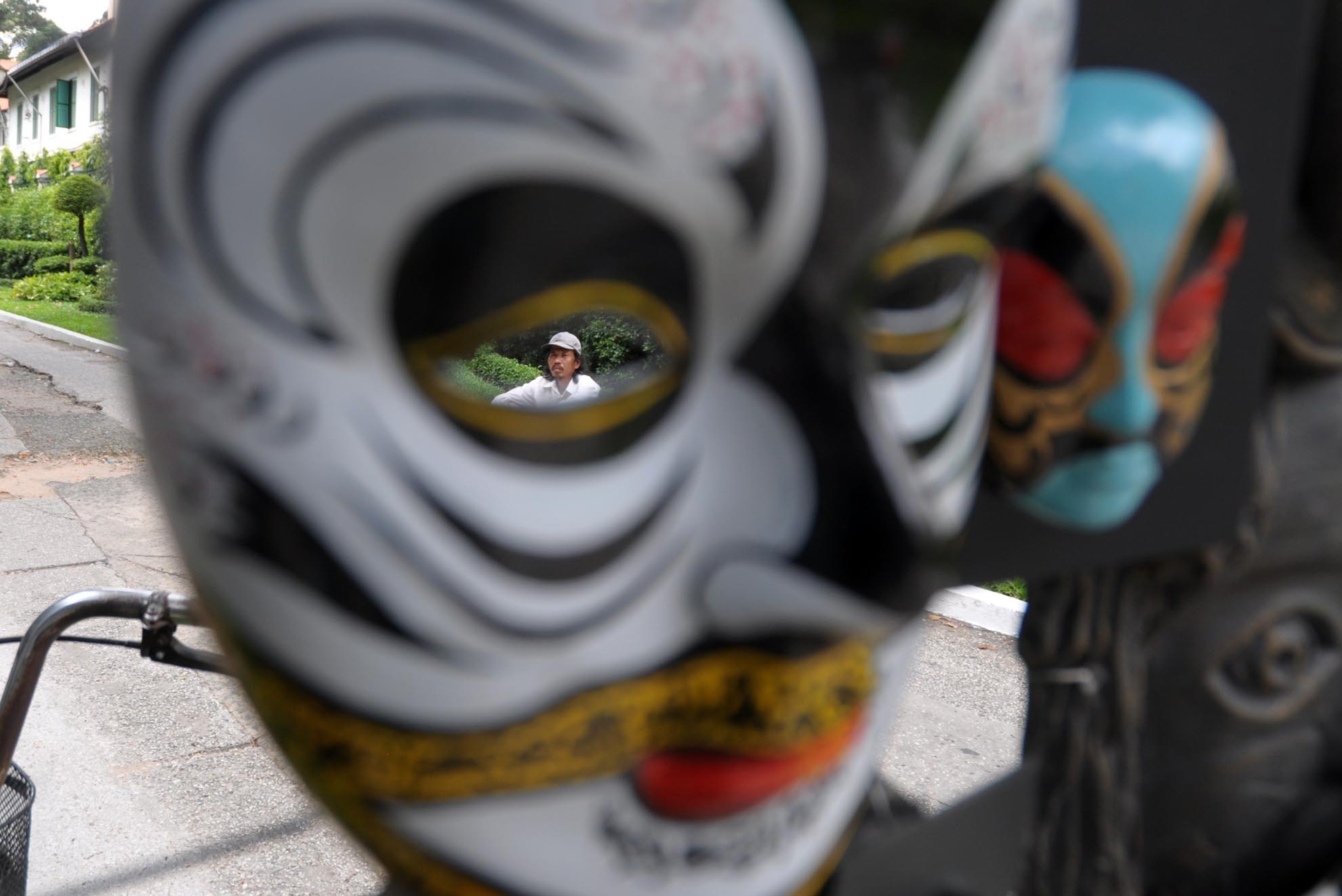 Giá những sản phẩm này ở mức từ 200 đến 250 ngàn đồng/ chiếc, trừ chi phí còn lời được khoảng 50.000-80.000 đồng. 