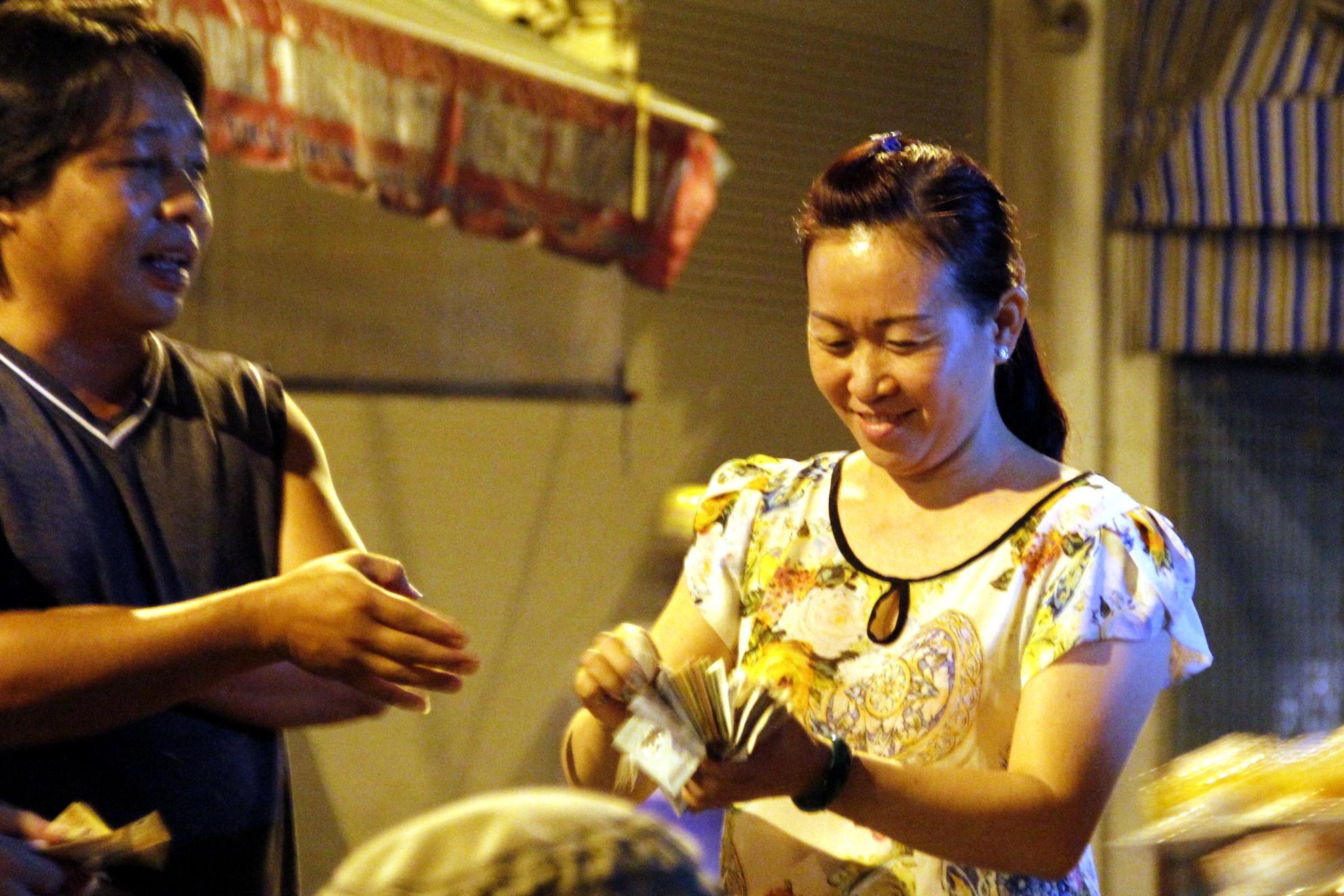 Chị Hà cho biết. Có nhiều khách quen ở tnậ Hóc Môn, Thủ Đức, Củ Chi mà có dịp lên thành phố cũng thường ghé quán chị để thưởng thức.