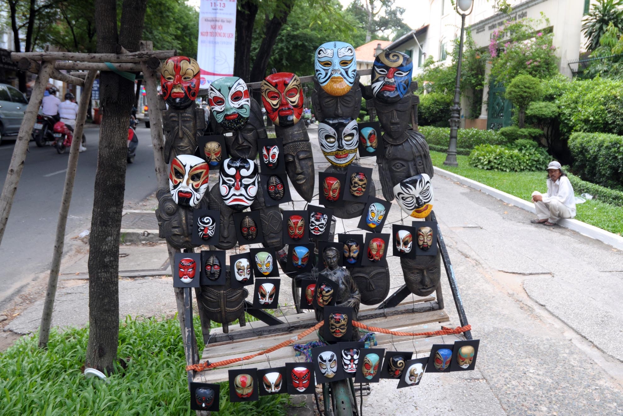 Tuy nhiên, mặt hàng này khó bán vì không phải ai cũng hiểu và yêu thích nó. “Những người thường hay mua hàng của tôi, thường là các sinh viên nghệ thuật, hoặc những người có thú sưu tầm”. Ông Bảy chia sẻ.