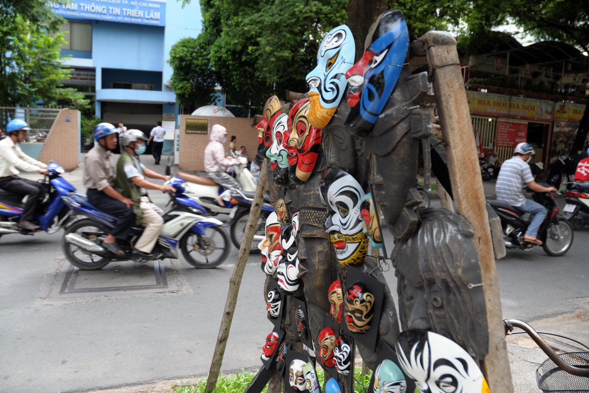 Nghe nhan 20 nam song chet voi nghe 'khong ra tien' hinh anh
