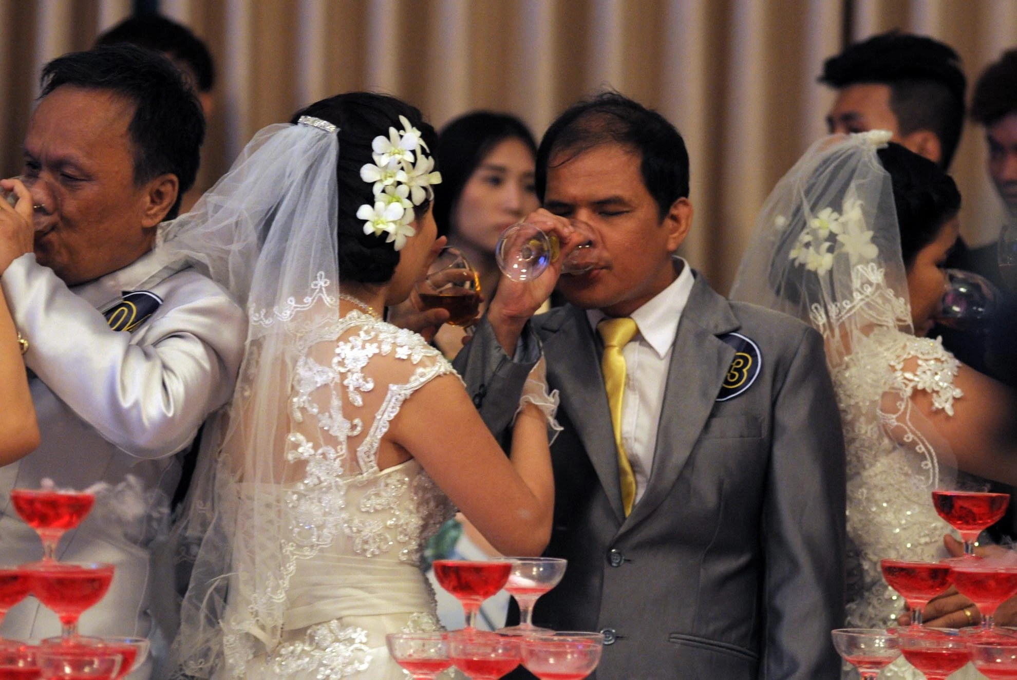 Rượu tån hôn khiến ai nấy đều lång lång. Những cặp đôi khuyết tật như tìm thấy một phần thân thể còn thiếu của mình trong một lễ cưới trang trong, đông vui.