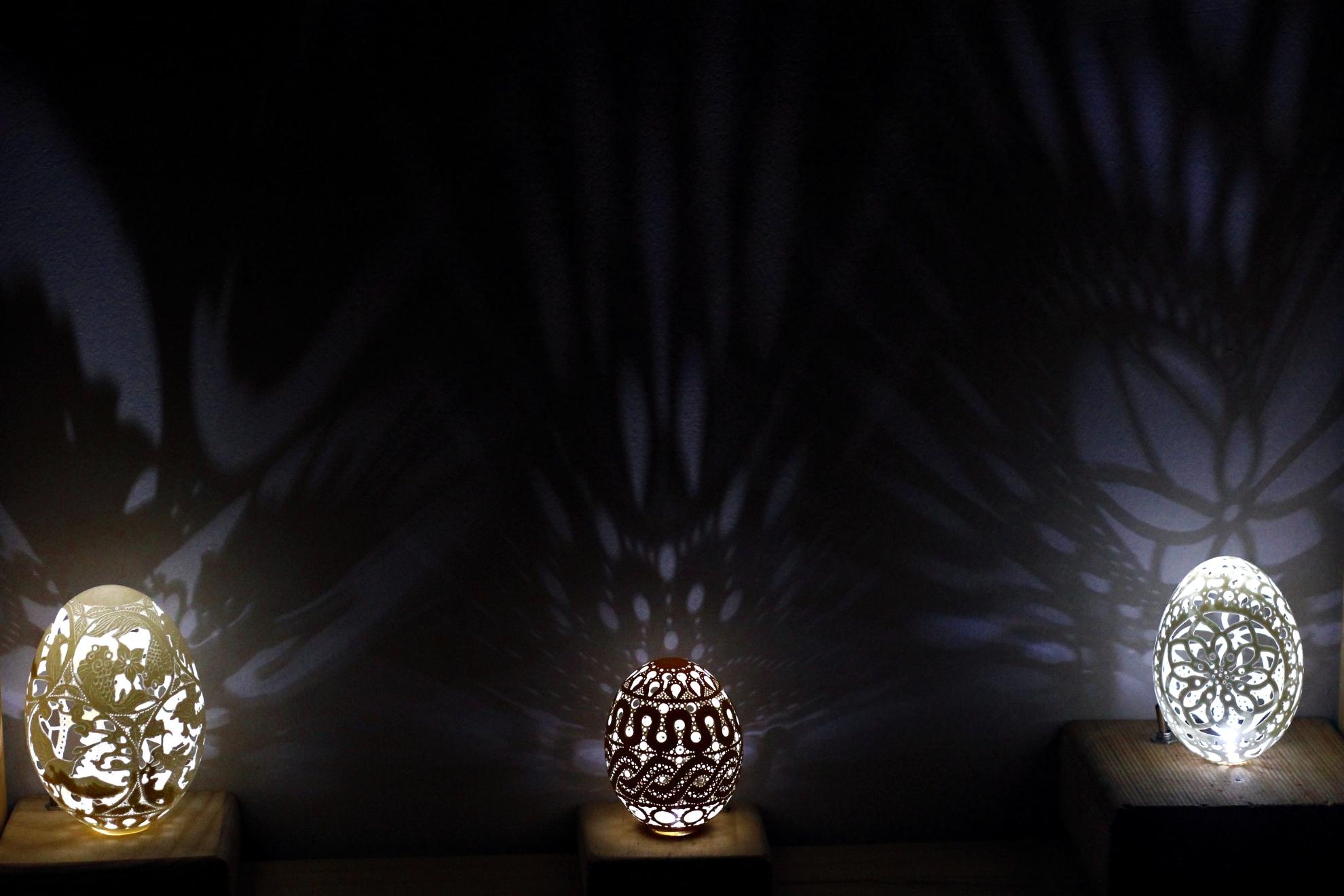 Dưới ánh sản những tác phẩm của Cường như được thổi hồn đầy lung linh và gây ấn tượng thị giác mạnh