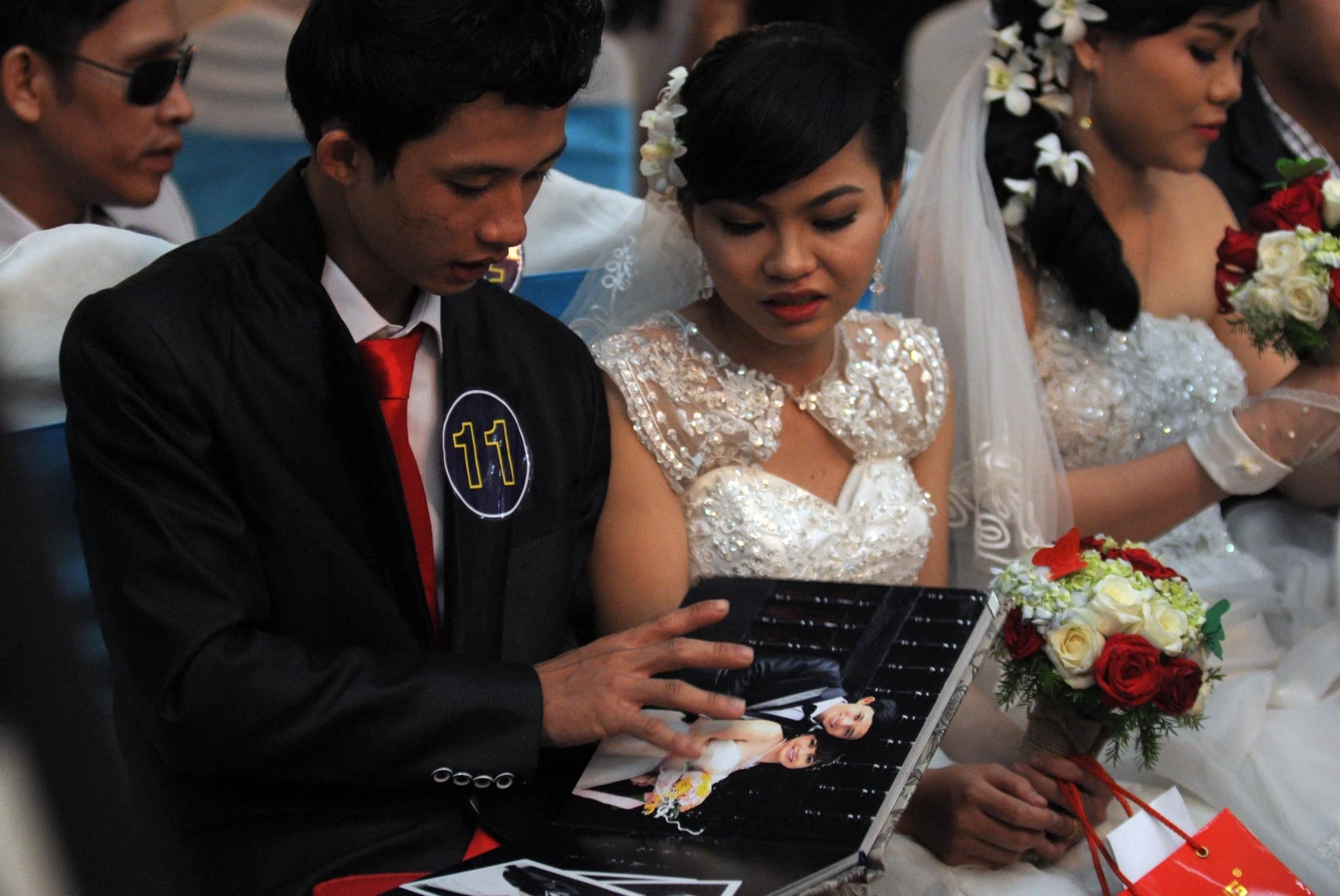 Một kỷ vật đáng nhớ dành tặng cho các cặp đôi là cuốn album cưới, ghi nhận lại những hình ảnh cô dâu chú rể rạng ngời.