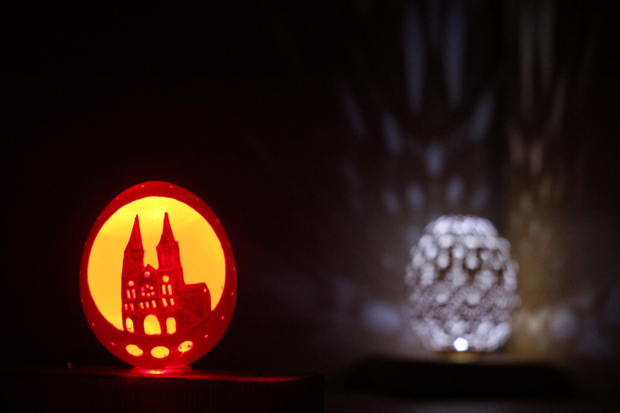 Nhà thờ Đức Bà – Một trong những tác phẩm điêu khắc trên vỏ trứng của Cường thể hiện sinh động và tinh tế.