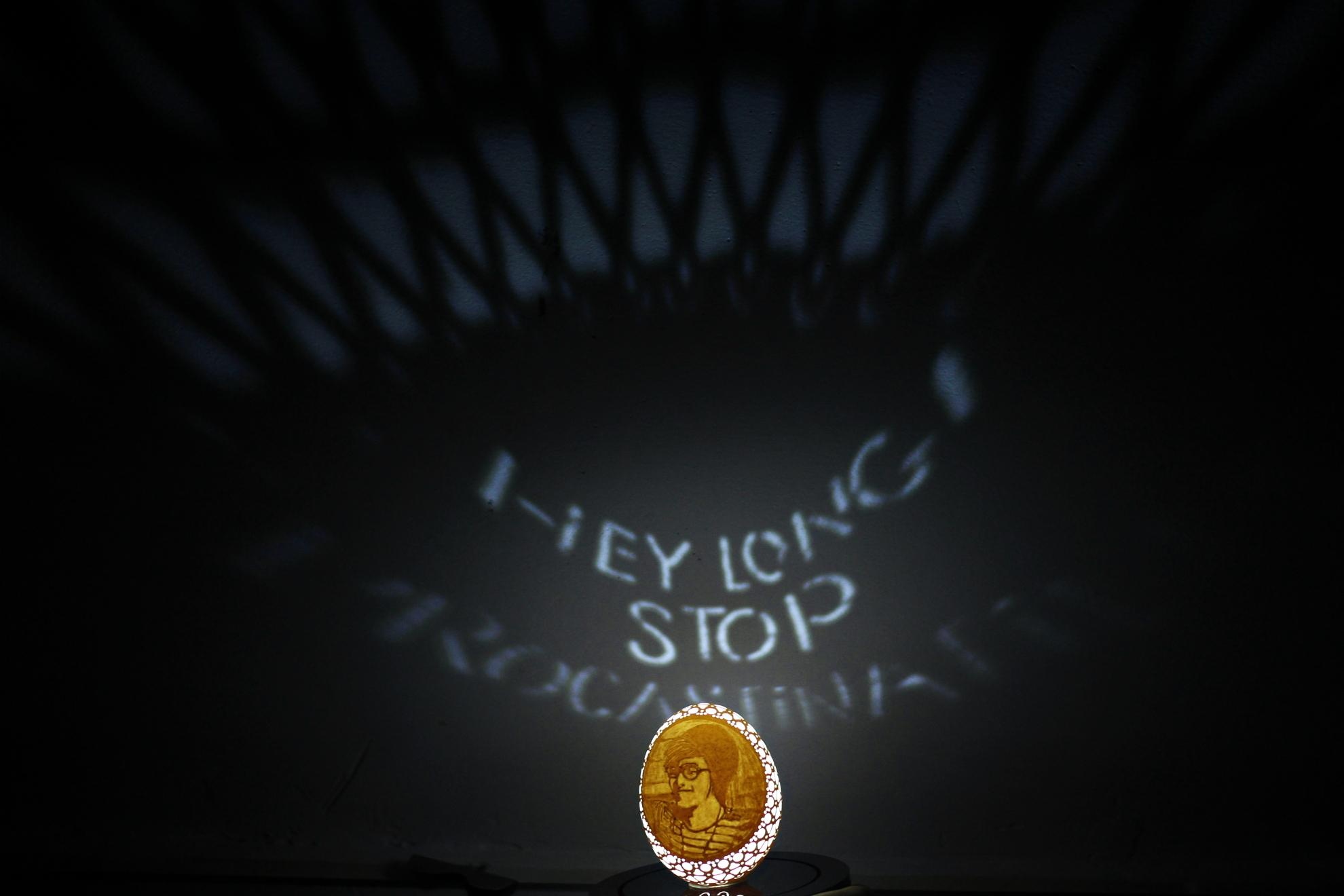 Giá mỗi sản phẩm tùy thuộc vào độ tinh xảo, và phong cách điêu khắc như : khắc chân dung giá giao động từ 250k-350k, cung hoàng đạo, con giáp và tên, lời chúc sinh nhật từ 250-320k, khắc hoa văn từ 360-500k, chạm nổi phù điêu từ 500-1tr tùy số lượng họa tiết ít hay nhiều.