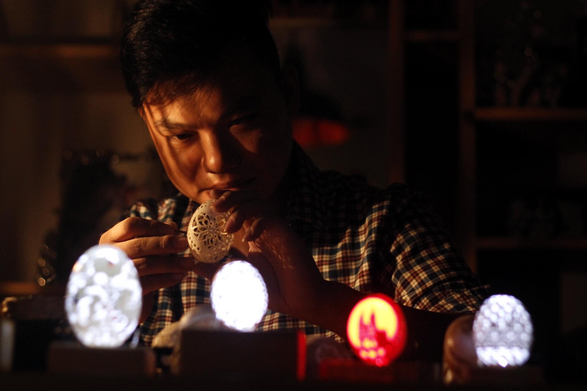 Nguyễn Hùng Cường, sinh năm 1988 đã tốt nghiệp chuyên ngành mỹ thuật tại trường đại học sư phạm nghệ thuật Trung ương, có một niềm đam mê manh liệt với loại hình điêu khắc và chiếu sáng trên vỏ trứng. Với đôi tay khéo léo và óc duy mỹ tuyệt vờ, Cường có thể biến những vỏ trứng bỏ đi thành những tác phẩm nghệ thuật đích thực khiến người xem bị mê hoặc.  