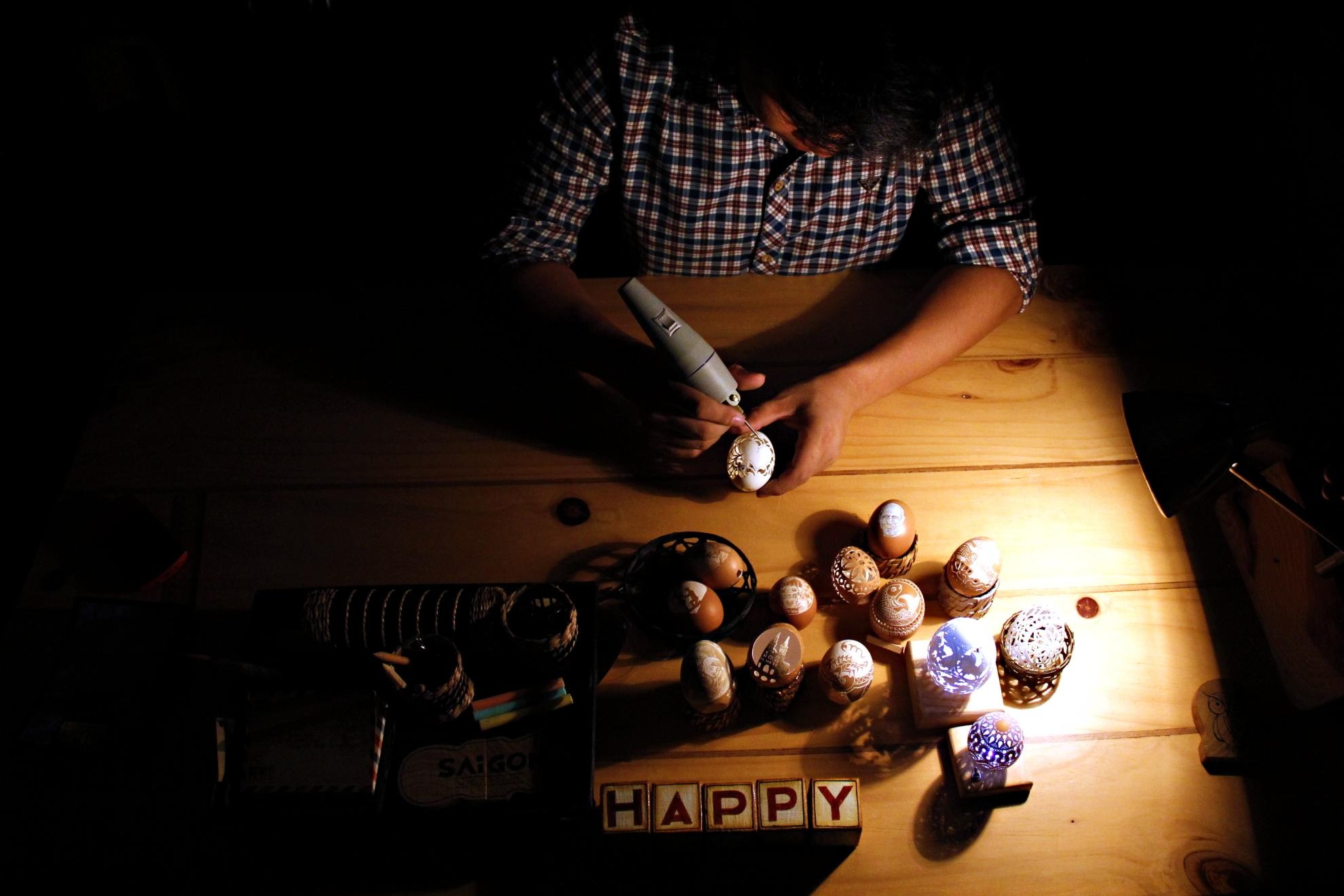 Do loại hình nghệ thuật này không có trường lớp nào dạy, mọi thứ là do Cường tự tìm hiểu và sáng tạo. Tuy nhiên những khó khăn này lại chính là những thuận lợi bởi vì nó đòi hỏi sự tìm tòi và sáng tạo theo những cách rất riêng của mỗi người, 