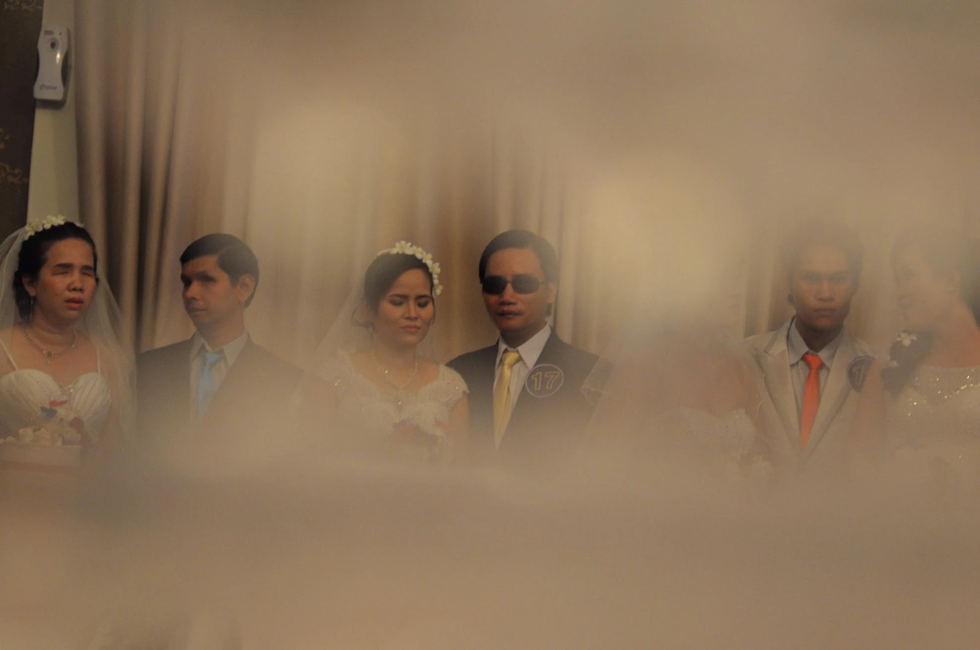 Đám cưới tập thể tổ chức cho 20 cặp đôi. Trong đó có 12 cặp đôi khuyết tật, 3 cặp đôi công nhân và 5 cặp đôi có hoàn cảnh khó khăn.