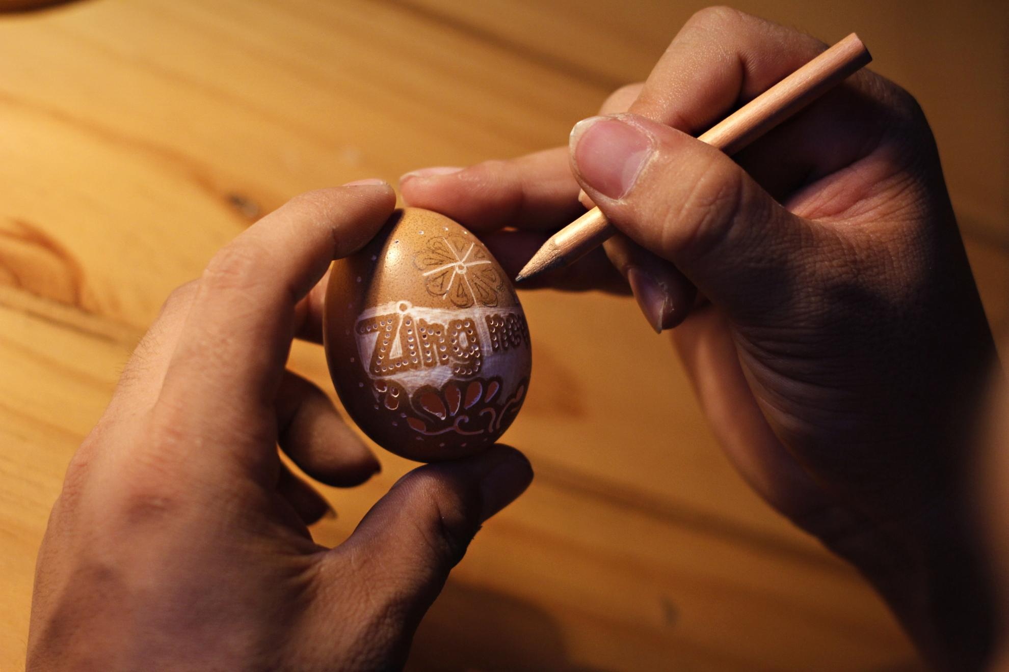 Để tạo một sản phẩm điêu khắc trứng rất kỳ công: Đầu tiên là chọn trứng, trứng tròn đều, không rạn nứt. màu sắc đều, sử dụng nhiều loại trứng như gà, vịt, ngỗng, đà điểu. Sau đó rút lòng trứng, vệ sinh bên trong và khử trùng để đảm bảo không bị mốc, để được lâu. Phơi khô trứng dưới nắng trong vòng 15 ngày. Sau đó phác thảo mẫu bằng bút chì kim trên vỏ trứng. Bắt đầu sử dụng máy khoan đục lỗ, tạo hình những chi tiết lớn bằng mũi khoan lớn. 