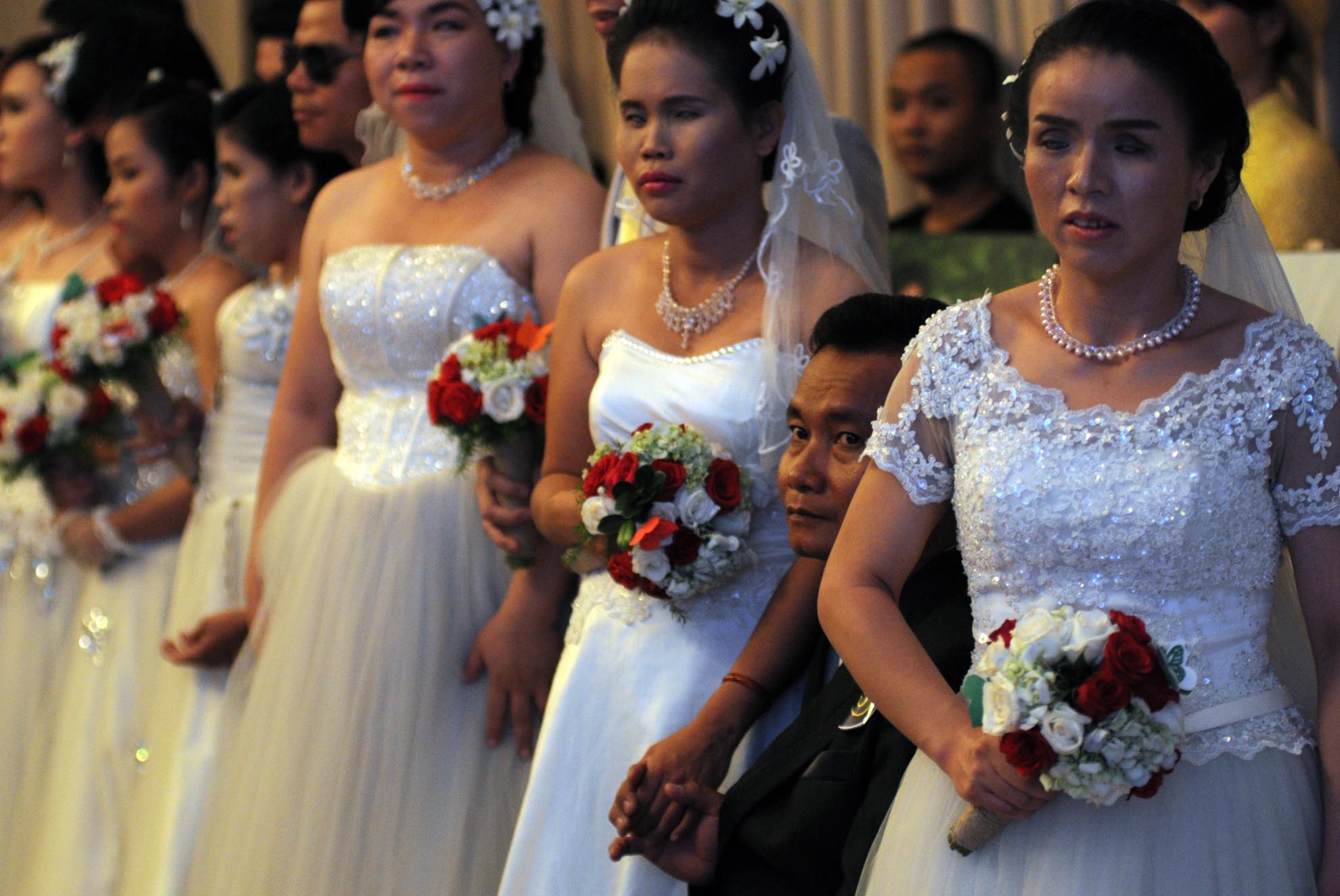 Anh Nguyễn Văn Dũng (43 tuổi) và chị Trần Thị Tuyết Nga (42 tuổi) quê ở Đồng Tháp, cả hai lên thành phố đi bán vé số, rồi gặp và sống chung với nhau. Vì điều kiện khó khăn, anh chị chỉ dọn về ở chung mà không tổ chức đám cưới. 