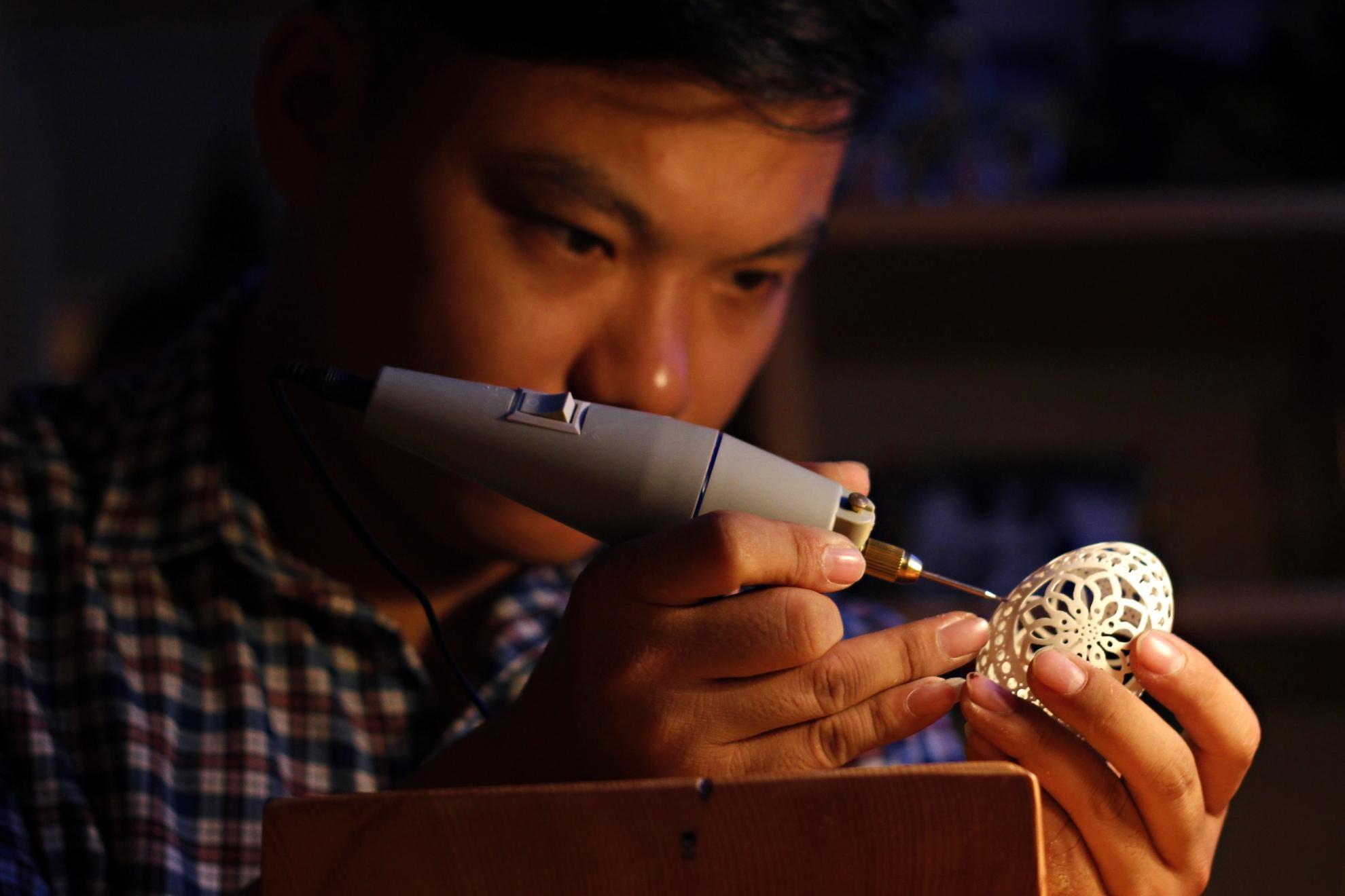 Sử dụng mũi khoan  0.3mm nhỏ hơn sợi tóc để tạo hình tiểu tiết, hoa văn phụ. Số mũi khoan bao phủ một quả trứng gà loại bé có thể lên đến hơn 1.800 lỗ nếu họa tiết phức tạp, tinh xảo. 