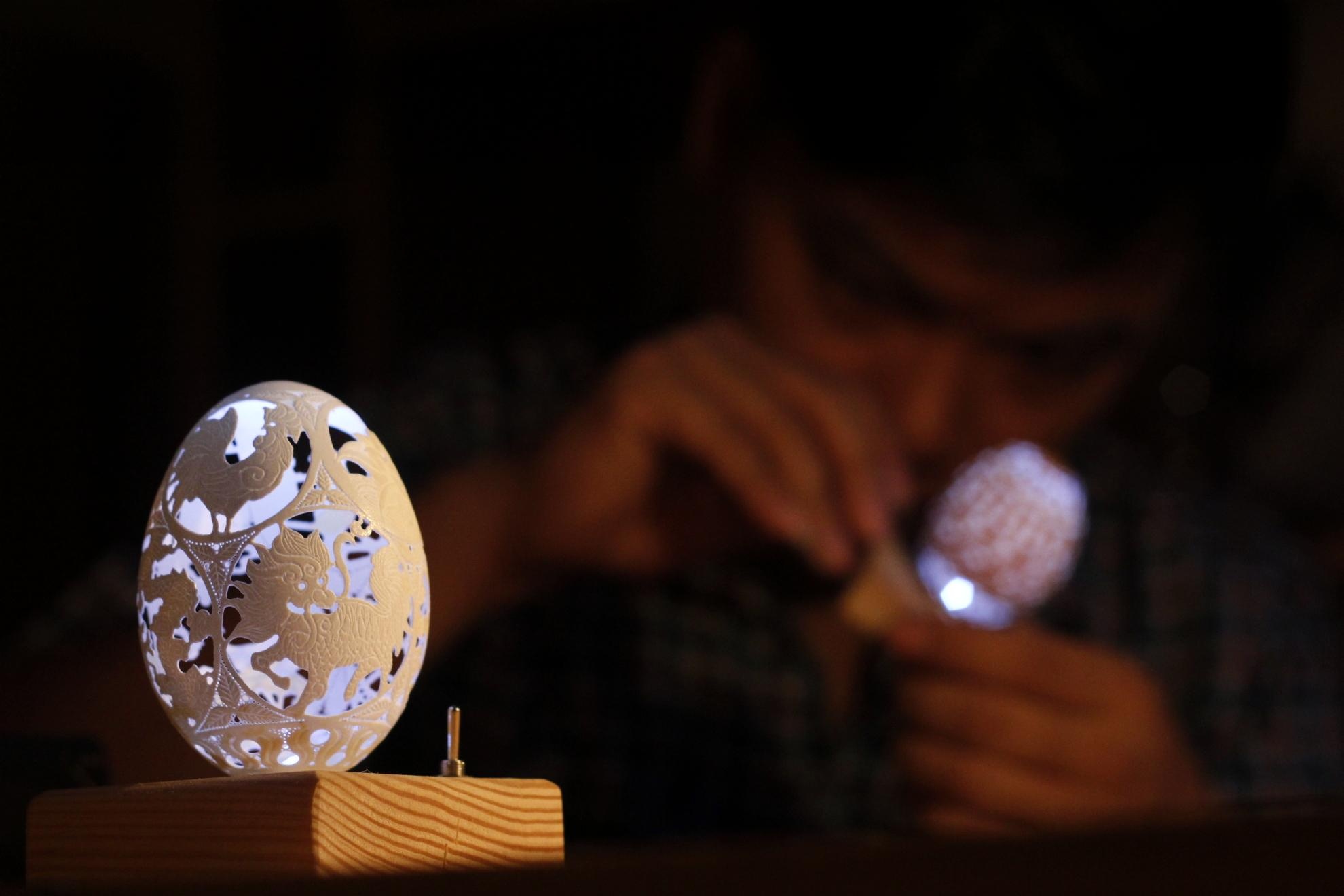 Việc khắc trên vỏ trứng đòi hỏi sức tập trung và độ chính xác cực kỳ cao. Chỉ cần đưa mũi khoan quá mạnh vỏ trứng sẽ nứt ngay và tất cả công sức trước đó đều vô nghĩa. 