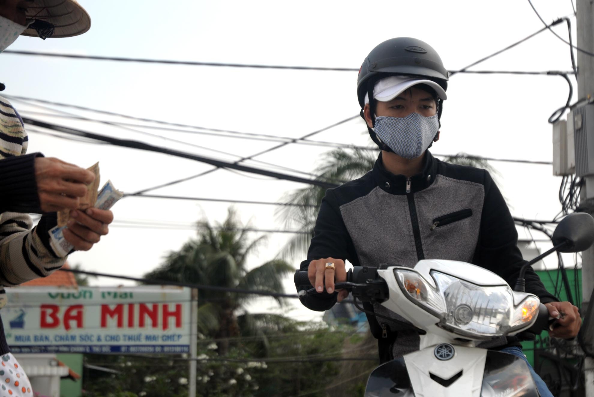 Nhiều chủ phương tiện thắc mắc, tại sao đoạn đường Phạm Văn Đồng rộng rãi, và có thể lưu thông được mà chưa cho người dân đi qua. Nếu đi qua đường này, sẽ giảm thiểu tình trạng kẹt xe trên tuyến đường Kha Vạn Cân.