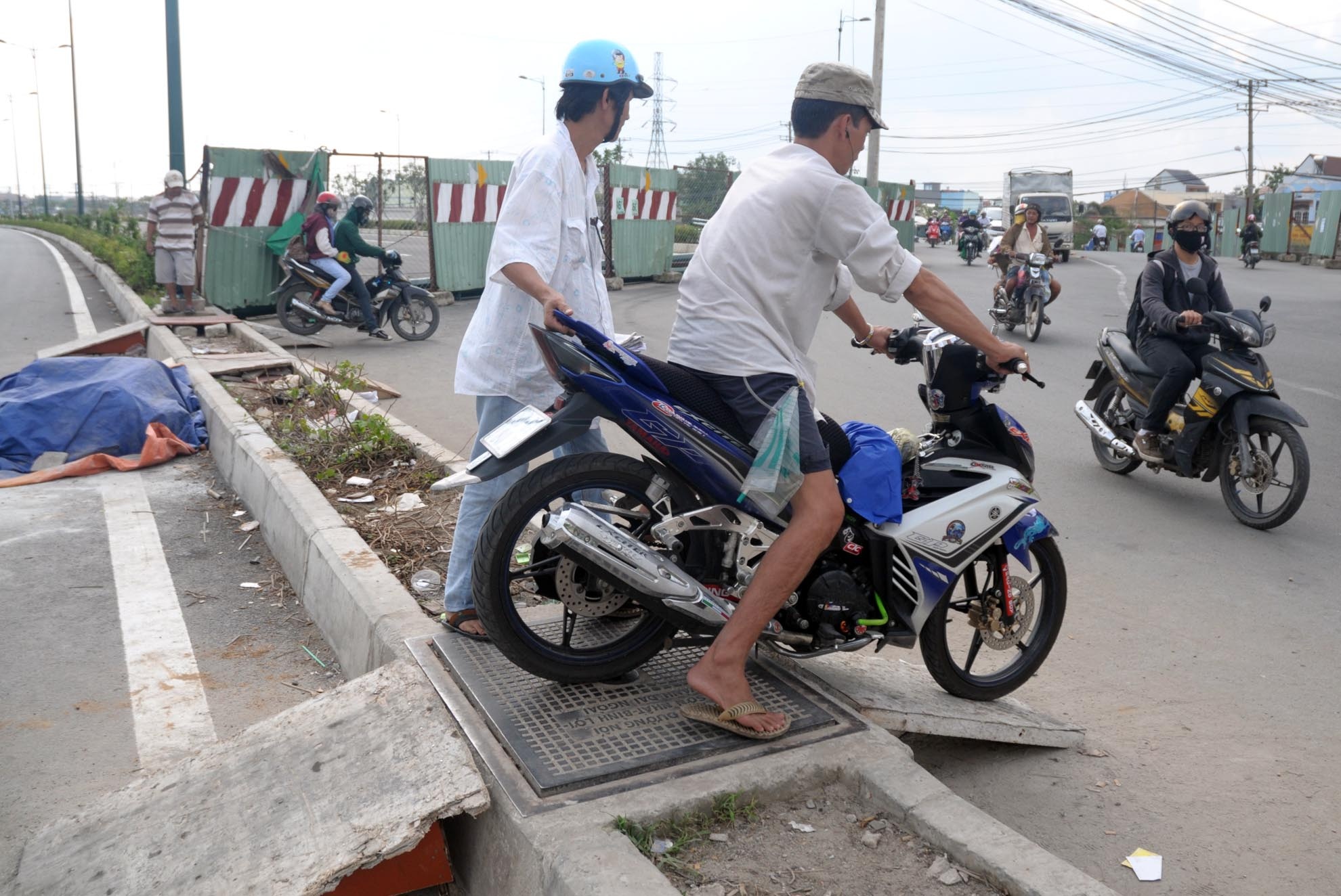 Trả lời thắc mắc của người dân, cơ quan chức năng cho biết, vì đoạn đường vẫn còn nhiều hạng mục đang trong qúa trình hoàn thiện nên vẫn chưa cho phép lưu thông qua đây.