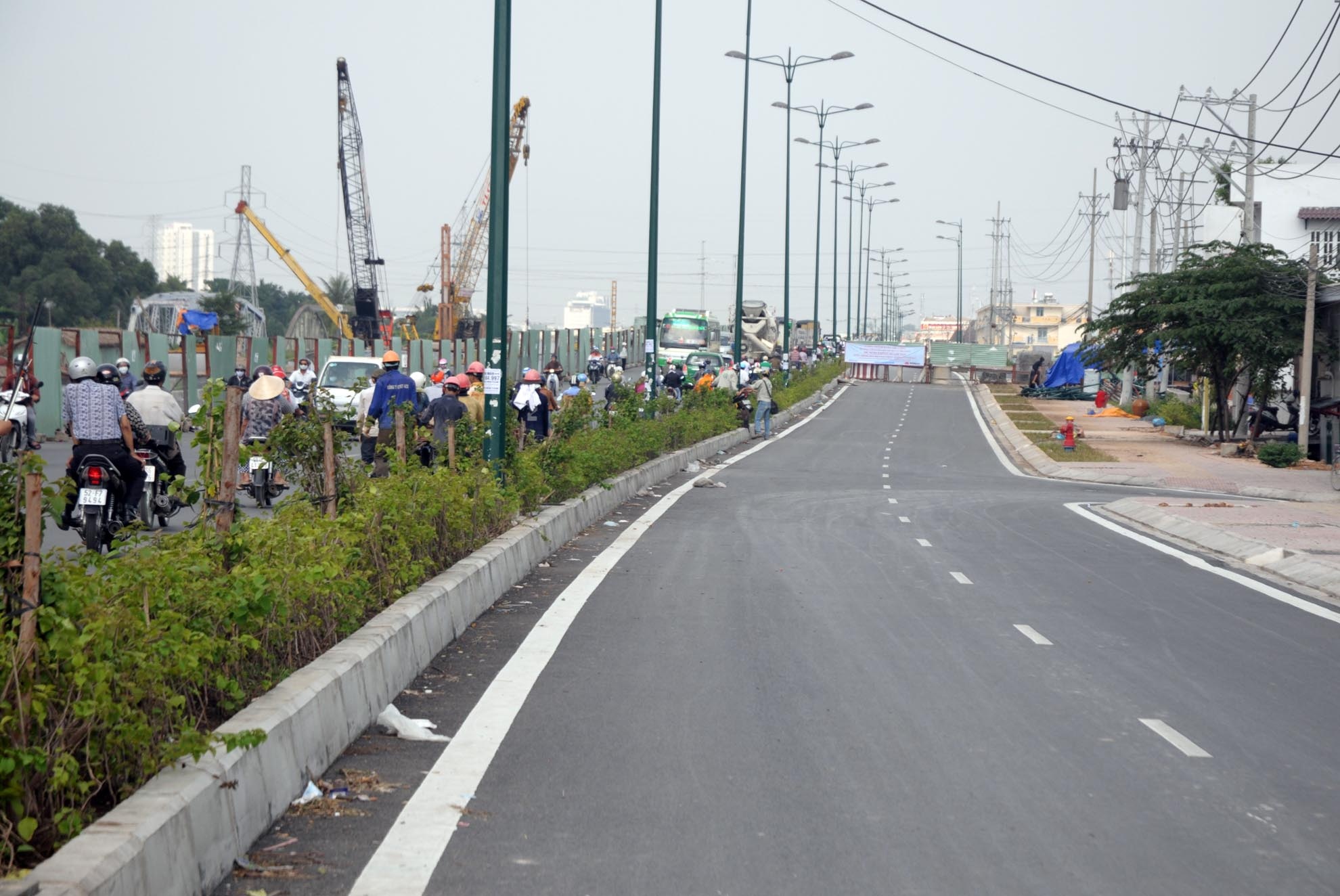 Để tránh tình trạng kẹt xe vào giờ cao điểm trên đường Kha Vạn Cân, nhiều người điều khiển phương tiện chọn đi vào tuyến đường Phạm Văn Đồng đang thi công dang dở. Và khi đi qua đoạn đường này, họ phải đóng phí 2.000 đồng mỗi lượt.