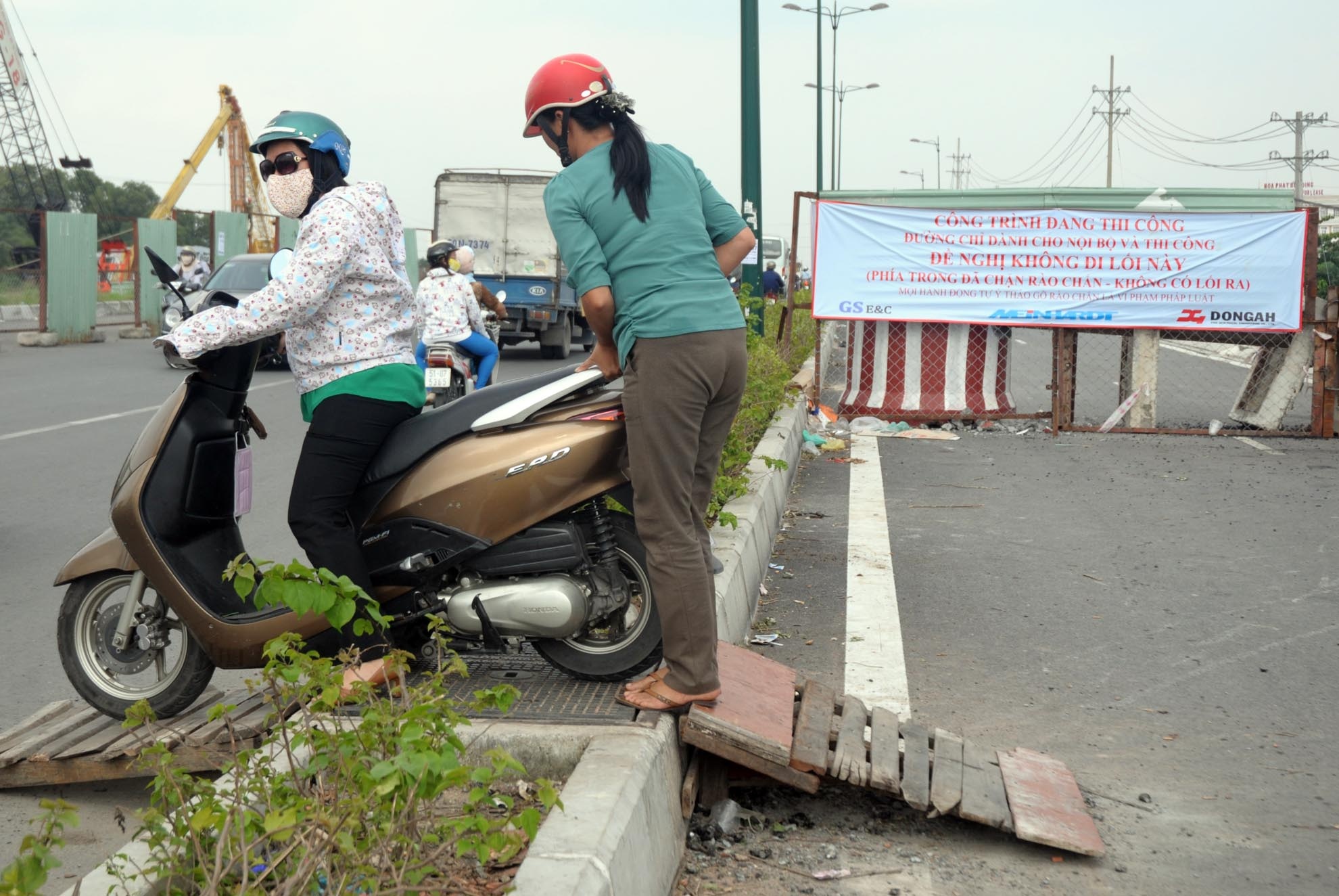 Tuy nhiên, vì đoạn đường Phạm Văn Đồng đang trong quá trình thi công, nên đơn vị thi công cho rào chắn hai đầu không có lối ra. Nhiều người đi đường vẫn bất chấp việc này, khiêng xe qua hàng rào để đi.