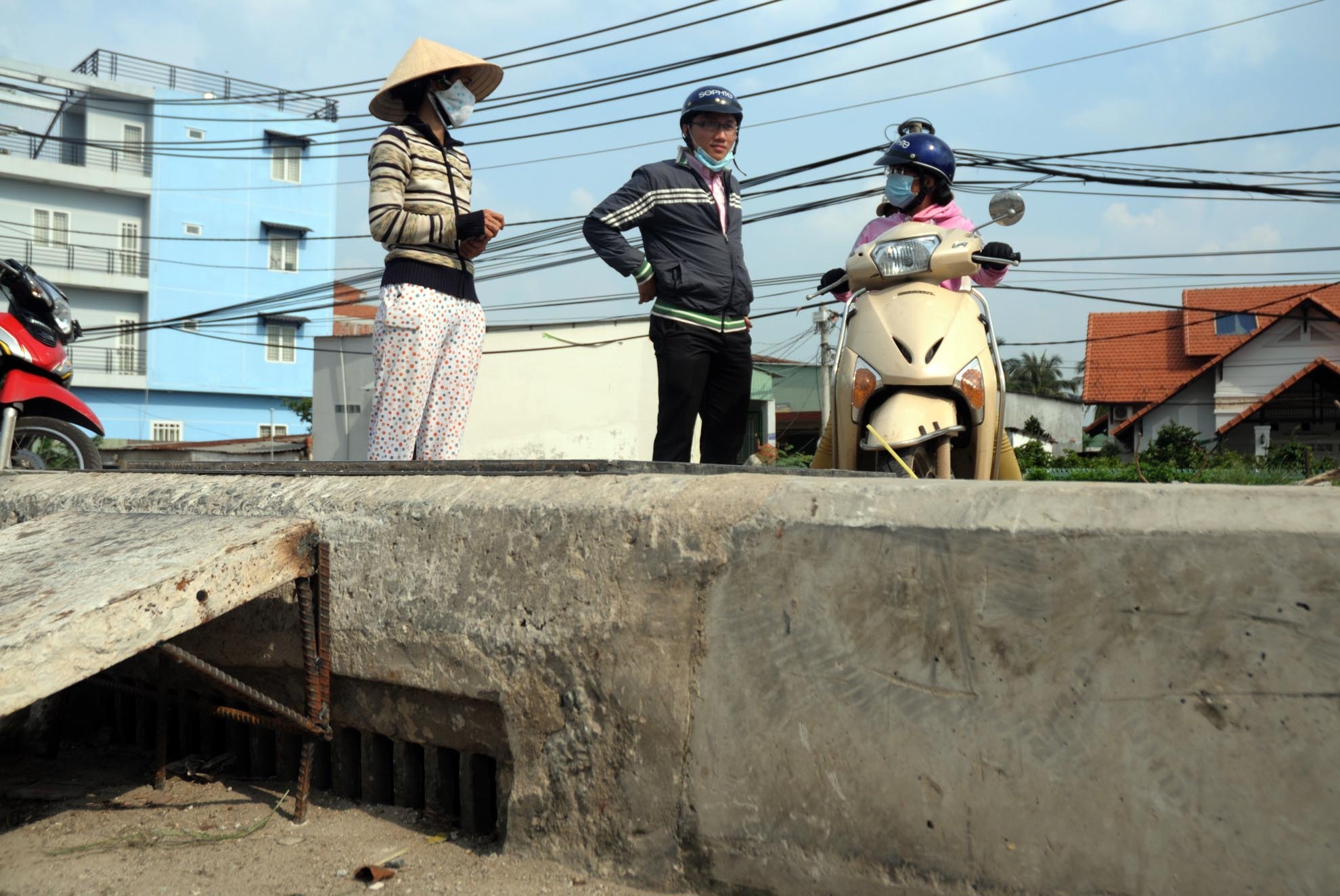 Người dân sống gần khu vực này thấy tình trạng trên, nên dùng các tấm ván kê lên cho xe qua. Mỗi lượt qua của người điều khiển phương tiện, họ thu “phí” 2.000 đồng.