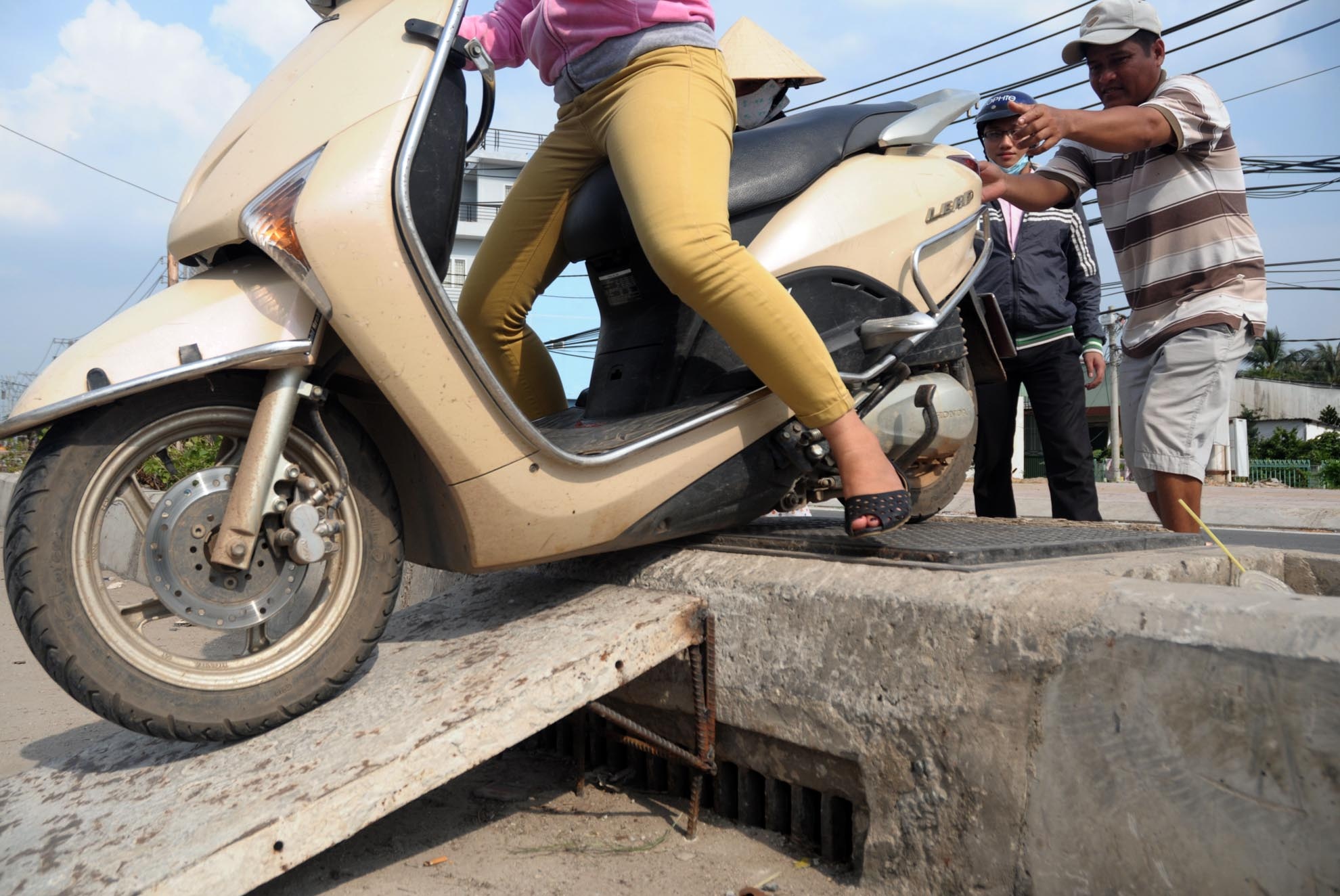 Dù bị “móc túi” oan, nhưng người đi đường vẫn chấp nhận kiểu đi này. Theo lý giải của họ, vì để tránh đi vào đoạn đường Kha Vạn Cân rất hay xảy ra kẹt xe, lại tốn quá nhiều thời gian.