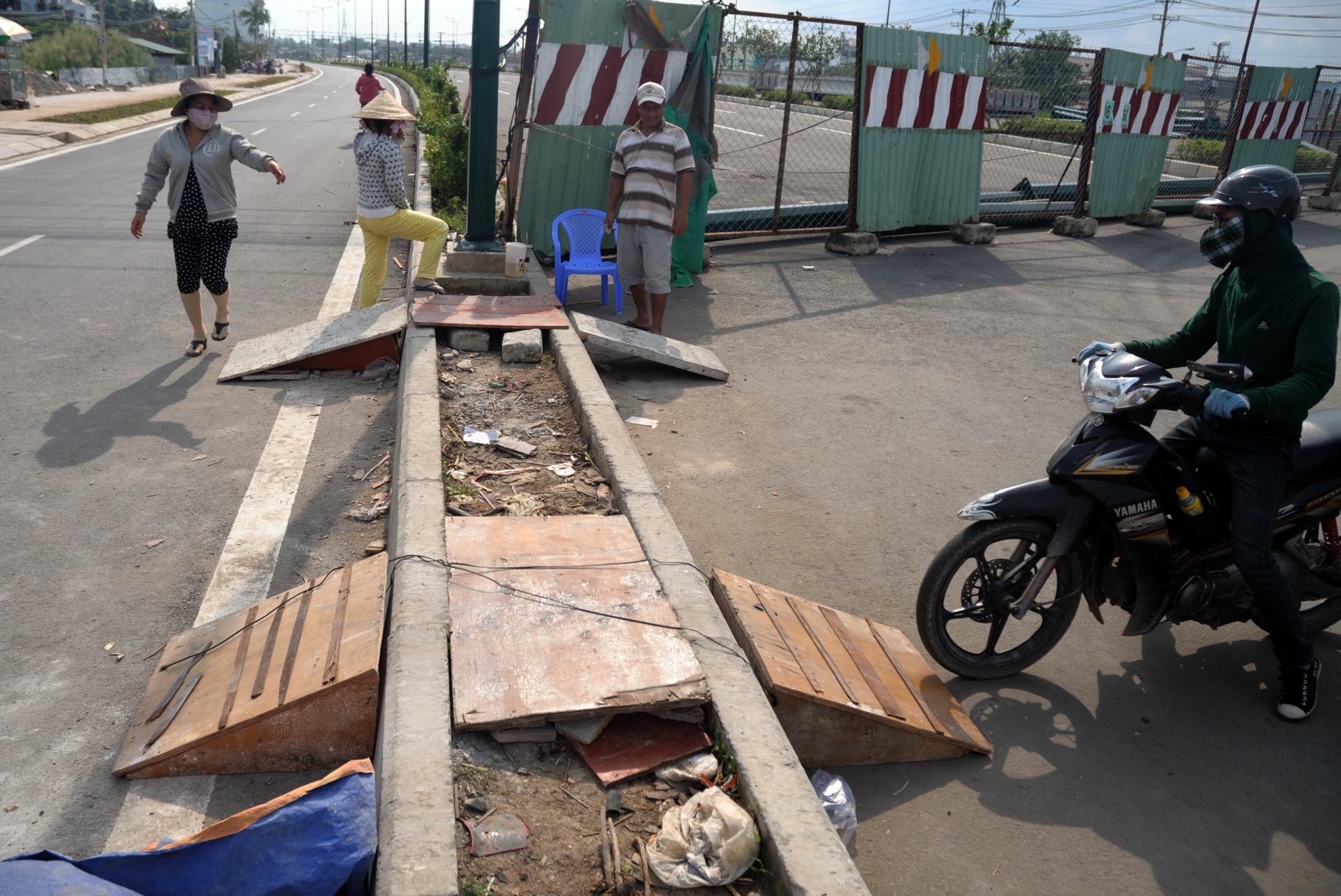 Mỗi ngày, những người kê ván cho người qua đường thu lợi từ việc này khoảng 200.000 đồng.