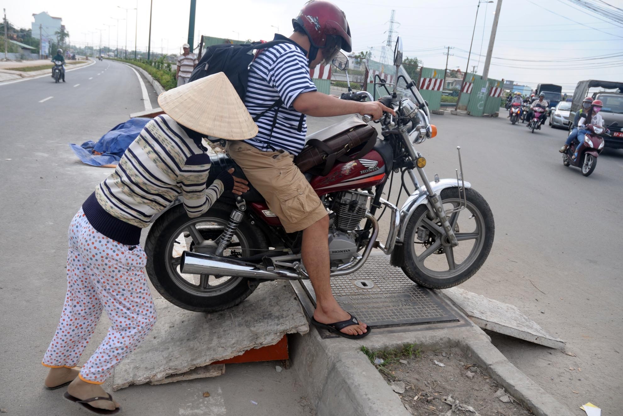 Những người “thu phí” ở đoạn đường này bằng phương thức trên cho biết, thấy người điều khiển có nhu cầu muốn đi qua đường nhanh, nên họ nghĩ ra cách này để kiếm tiền. 