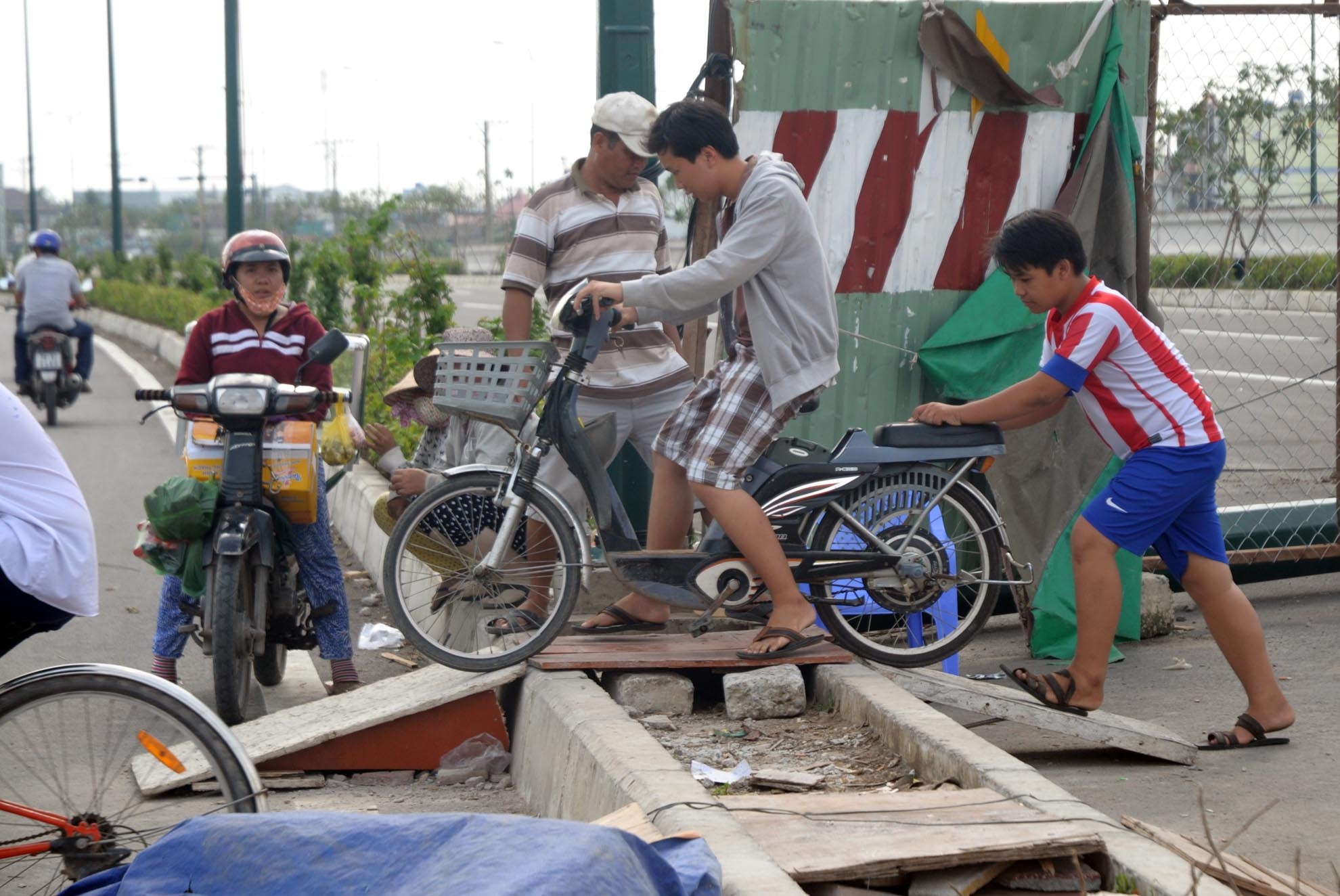 Những người bắc ván chỉ thu phí khi xe máy đi qua, còn riêng các em học sinh đi xe đạp thường được cho qua tự do để kịp thời gian đến trường.