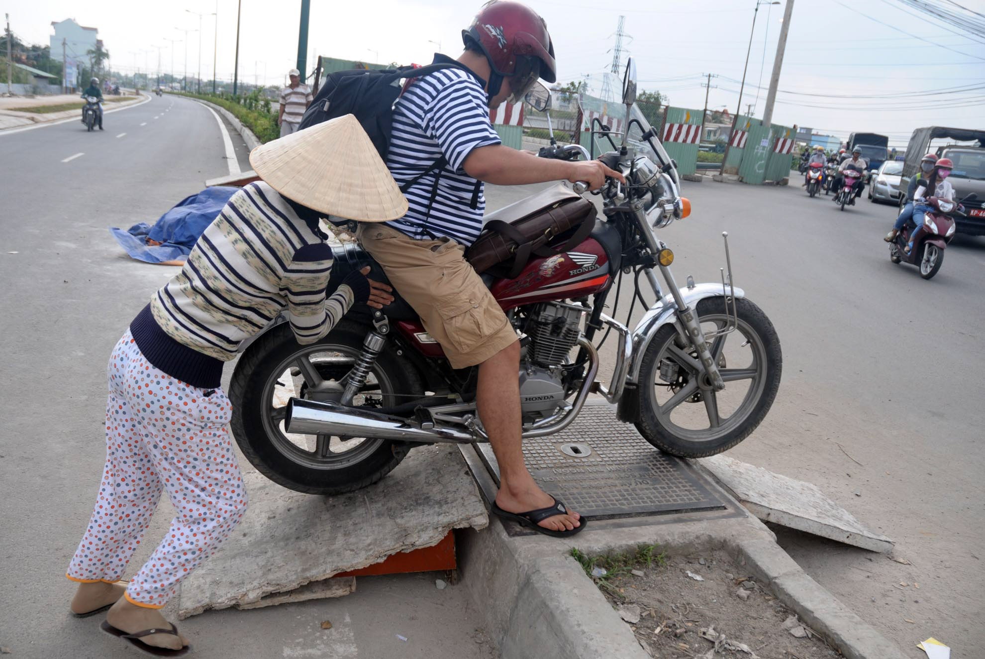 Dan Sai Gon kiem tien nho cam xe tren duong nghin ty hinh anh