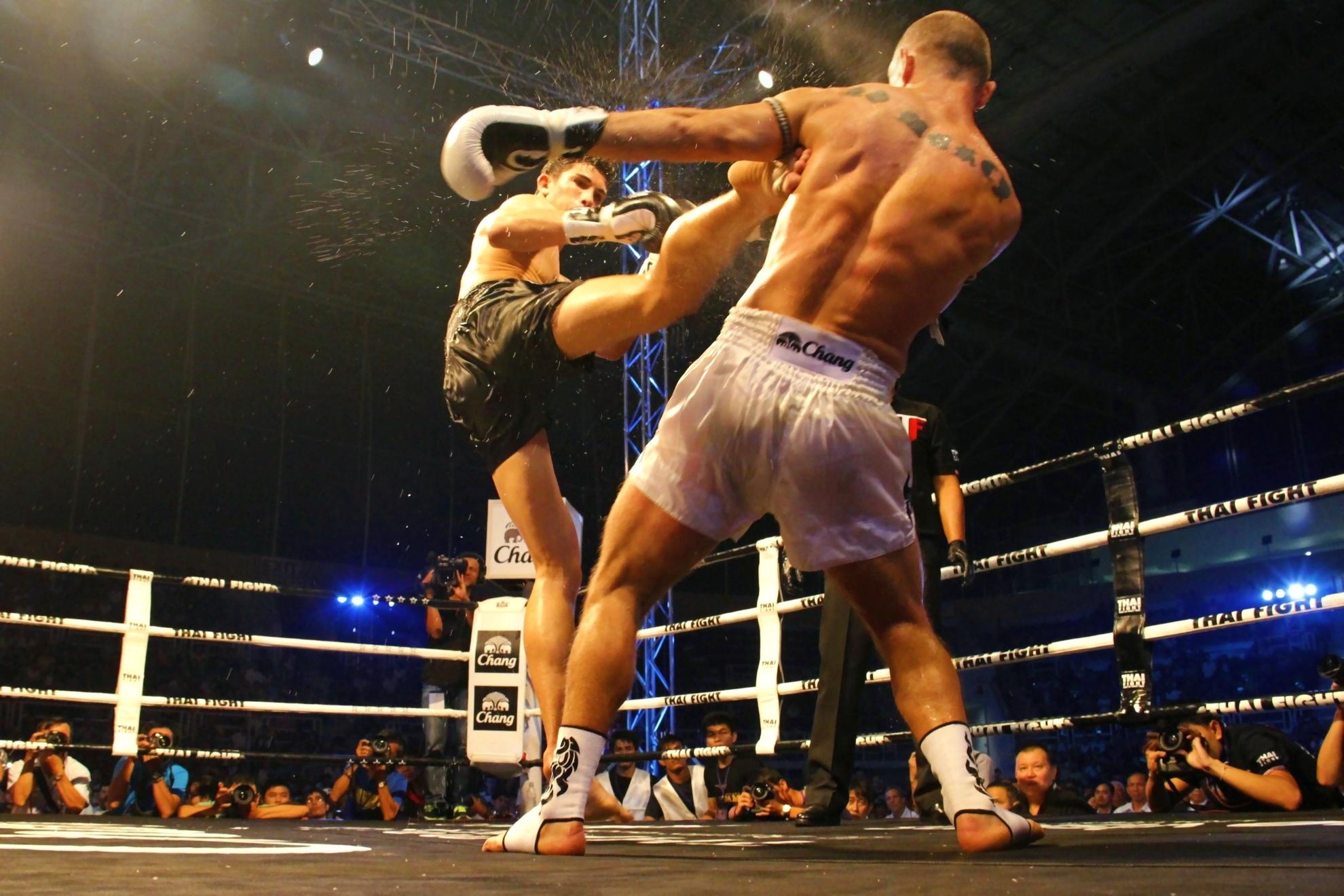 Võ sĩ Antoine tung một cú đá ngang hiểm hóc vào nách võ sĩ Eduart Paci trong một trấn đấu nảy lửa kéo dài 3 hiệp..