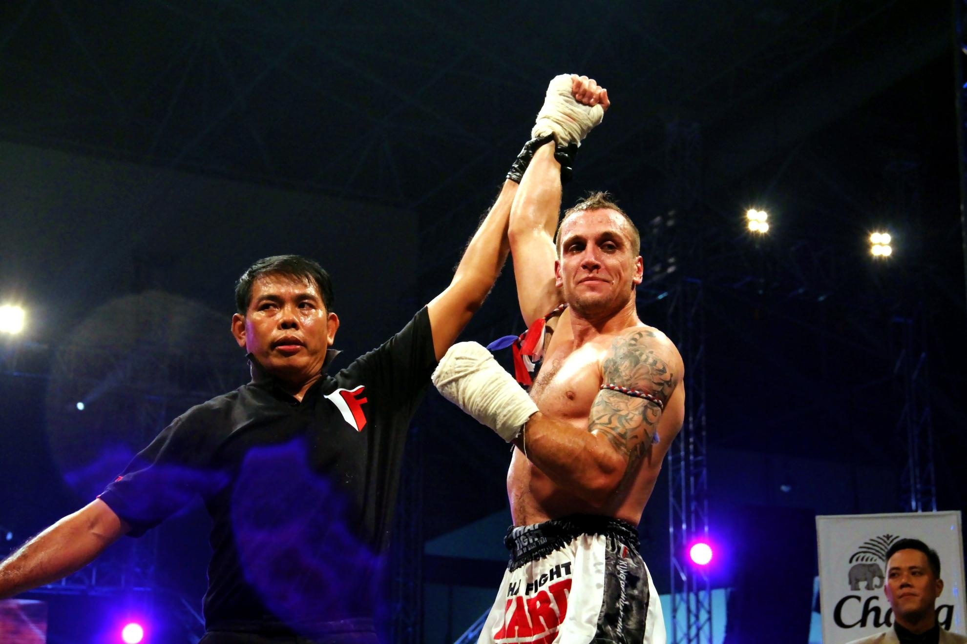 Võ sĩ Marco Re phấn khích ăn mừng chiến thắng trước một đối thủ mạnh võ sĩ Saiyok.