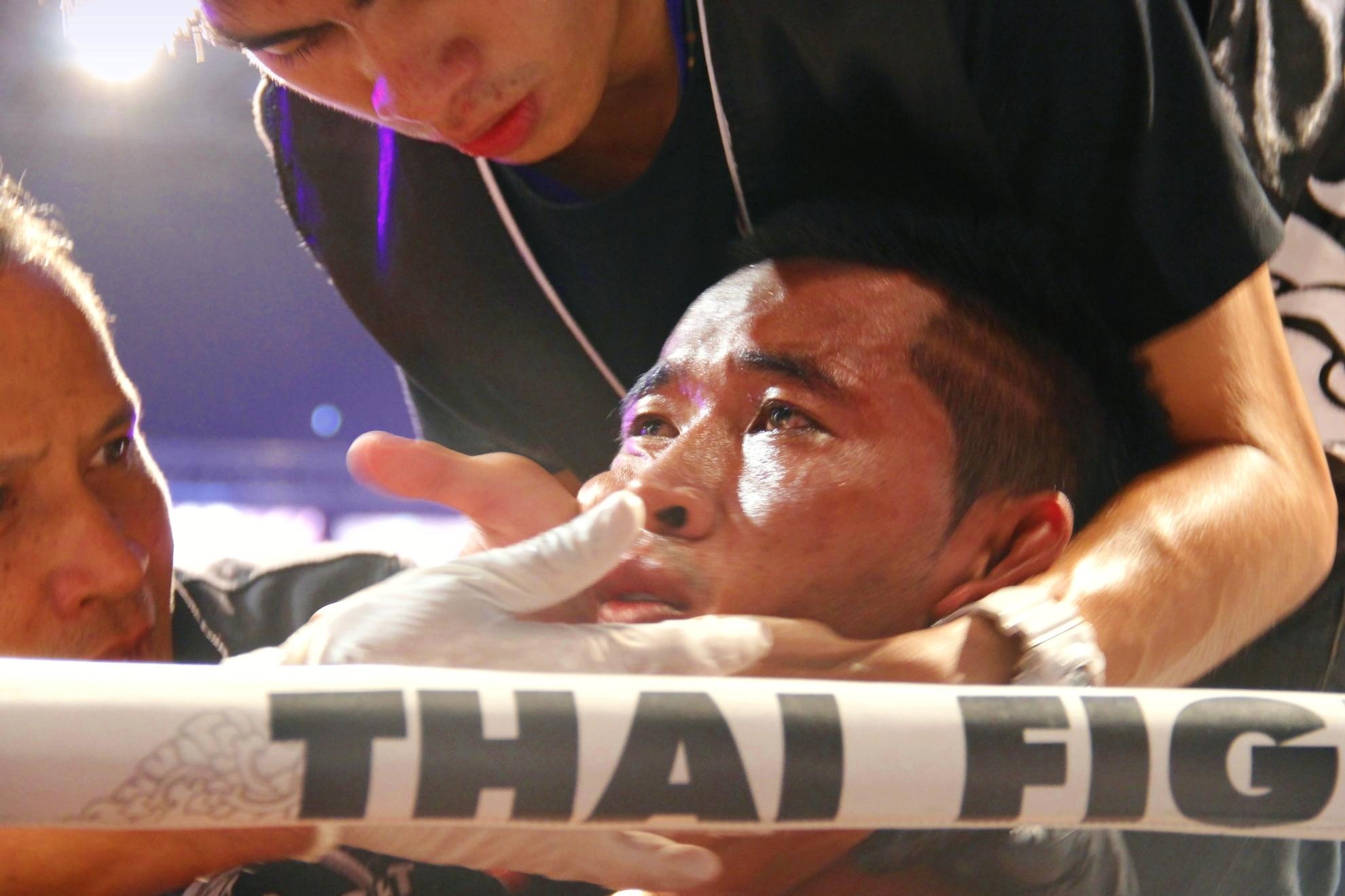 Võ sĩ Iquezang người Thái Lan bị hạ chỉ bởi cú knock out chỉ sau 2 phút thi đấu của hiệp 1. Muay Thái là một bộ môn nguy hiểm ngay cả đối với các võ sĩ chuyên nghiệp.